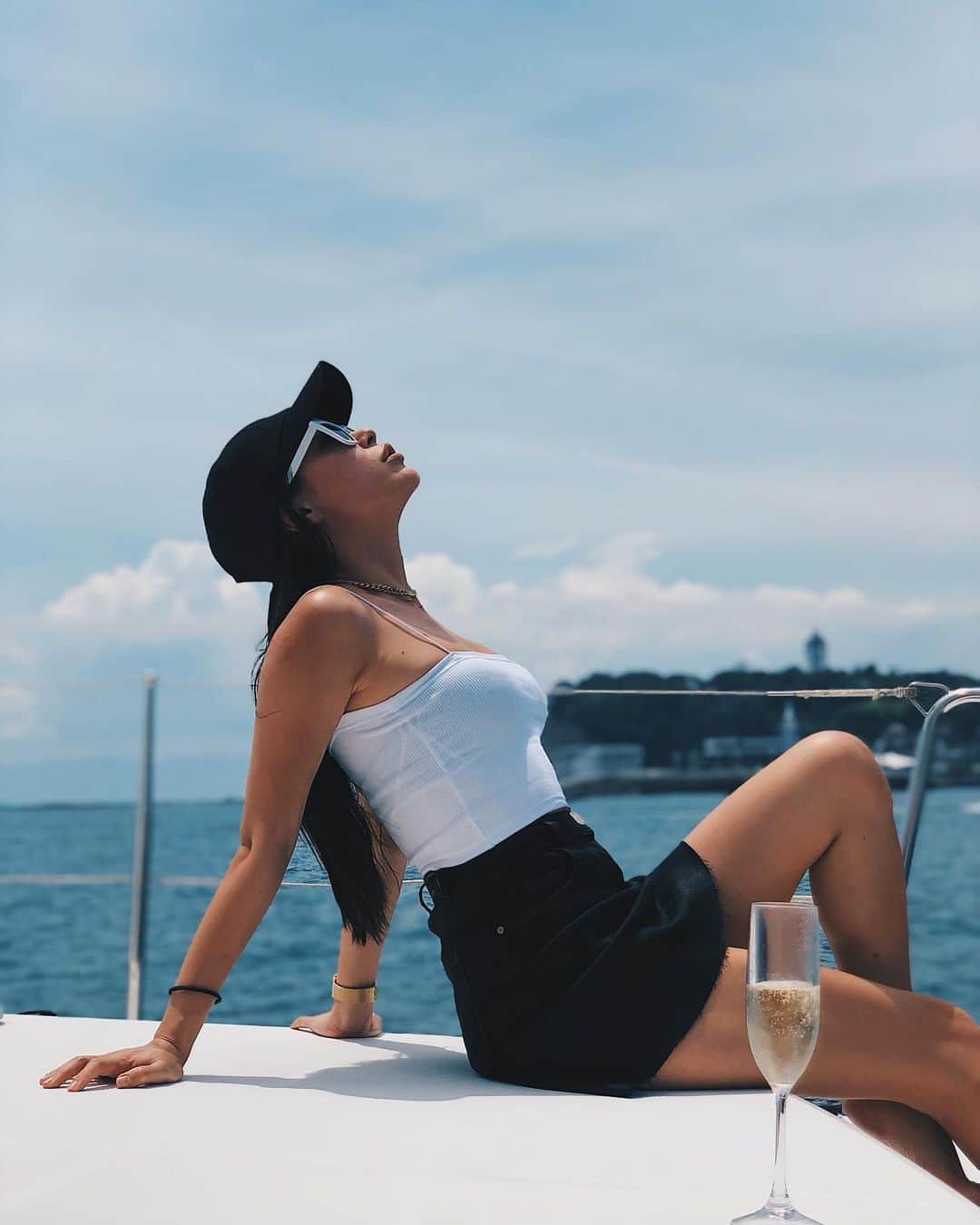 藤川ありすのインスタグラム：「__ 中川にお誘いいただいて ゆうこさんのクルージングへ参加してきました。  室内では蜜になるとのことで 少人数の船でBBQ🥩🌽 日焼けしながら、ふと空を見上げたら 丸い円になってる虹が見れました🌈  午前中から日光浴びてセロトニン出して 自粛で落ち込んだ気持ちがハッピーに😋  そして久しぶりに露出して自分の体の肉たちが こんなについてることに気づかず ちょっとお腹修正してるのは許してください。 もっとダイエット頑張ることにします。笑」
