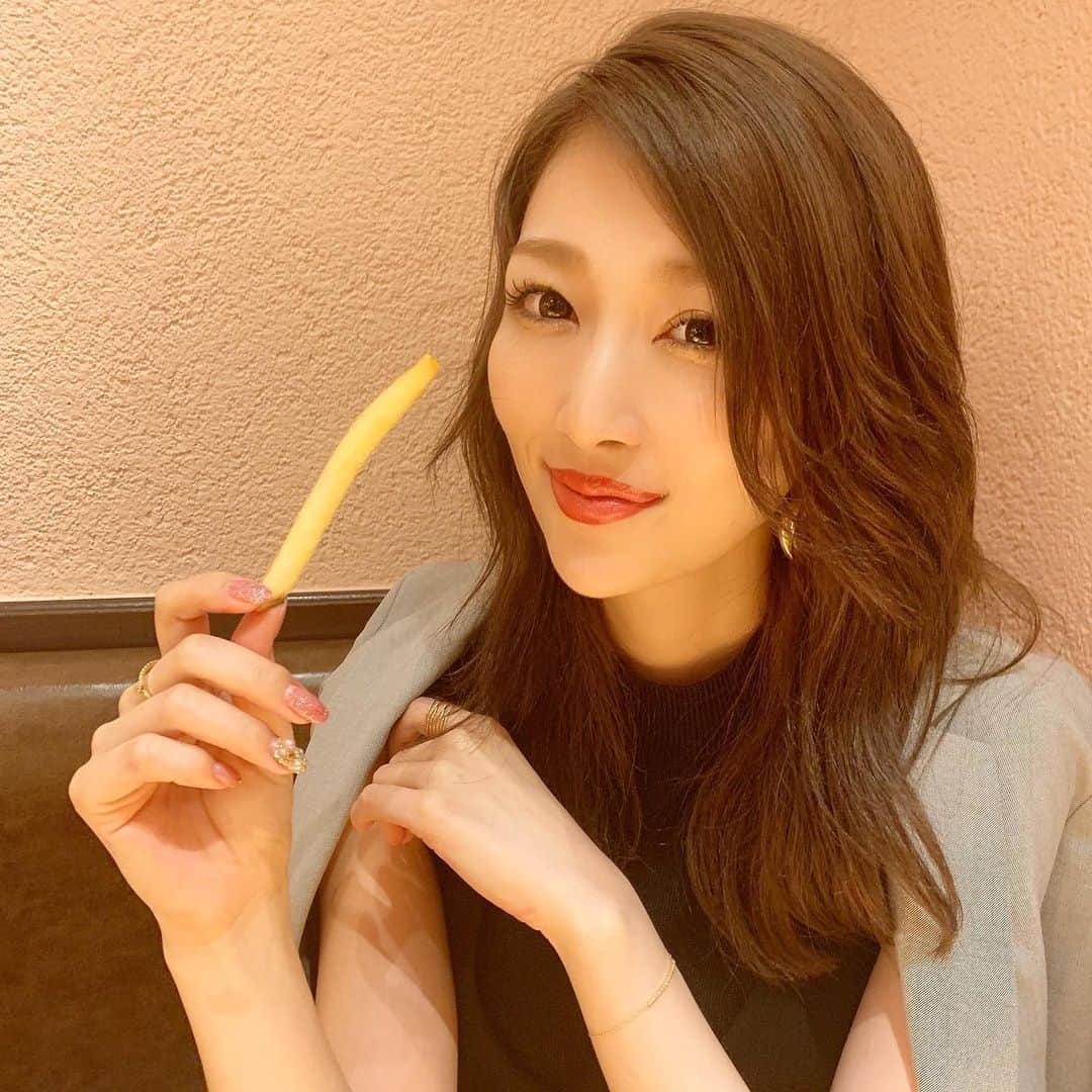 梅野舞さんのインスタグラム写真 - (梅野舞Instagram)「フライドポテトって 昔から大好き❤  最近トリュフ塩のお店も多くて それがまた好き！  ファッションではジャケットを着る機会も増え気持ちが引き締まるのがいい✨✨ #dinner#イタリアン#フライドポテト#food#fashion #ジャケット#ファッション#instafood #instafashion #instagood#instagram #instagramjapan」5月30日 21時07分 - mai.umeno