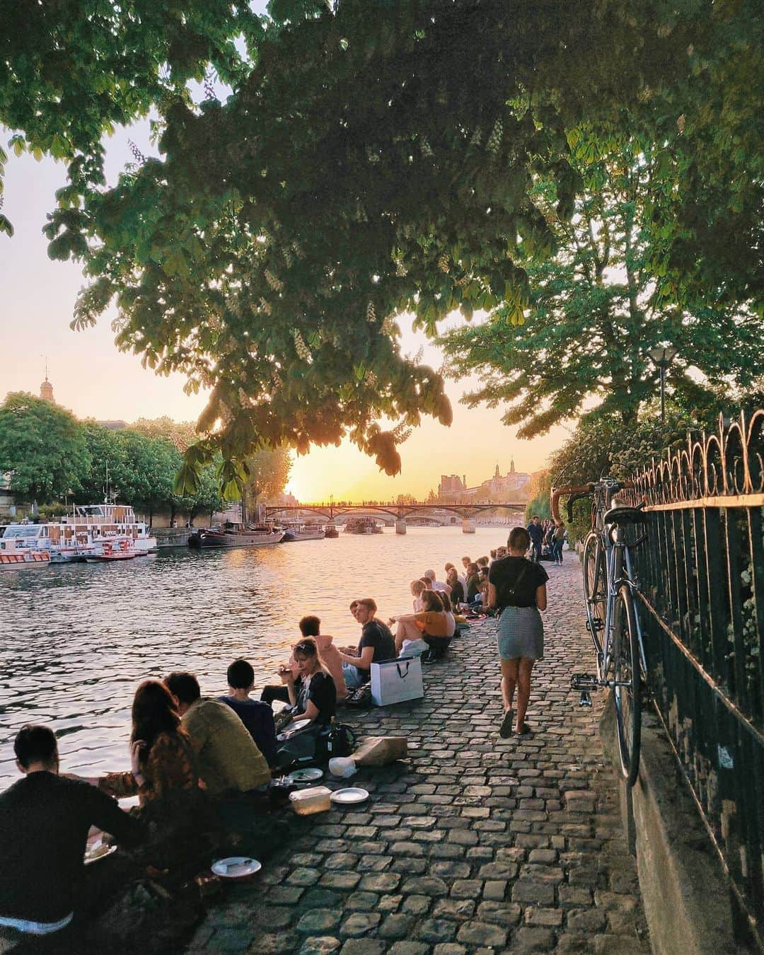 VuTheara Khamのインスタグラム：「Picnic along the banks of the Seine, Paris 🌇」