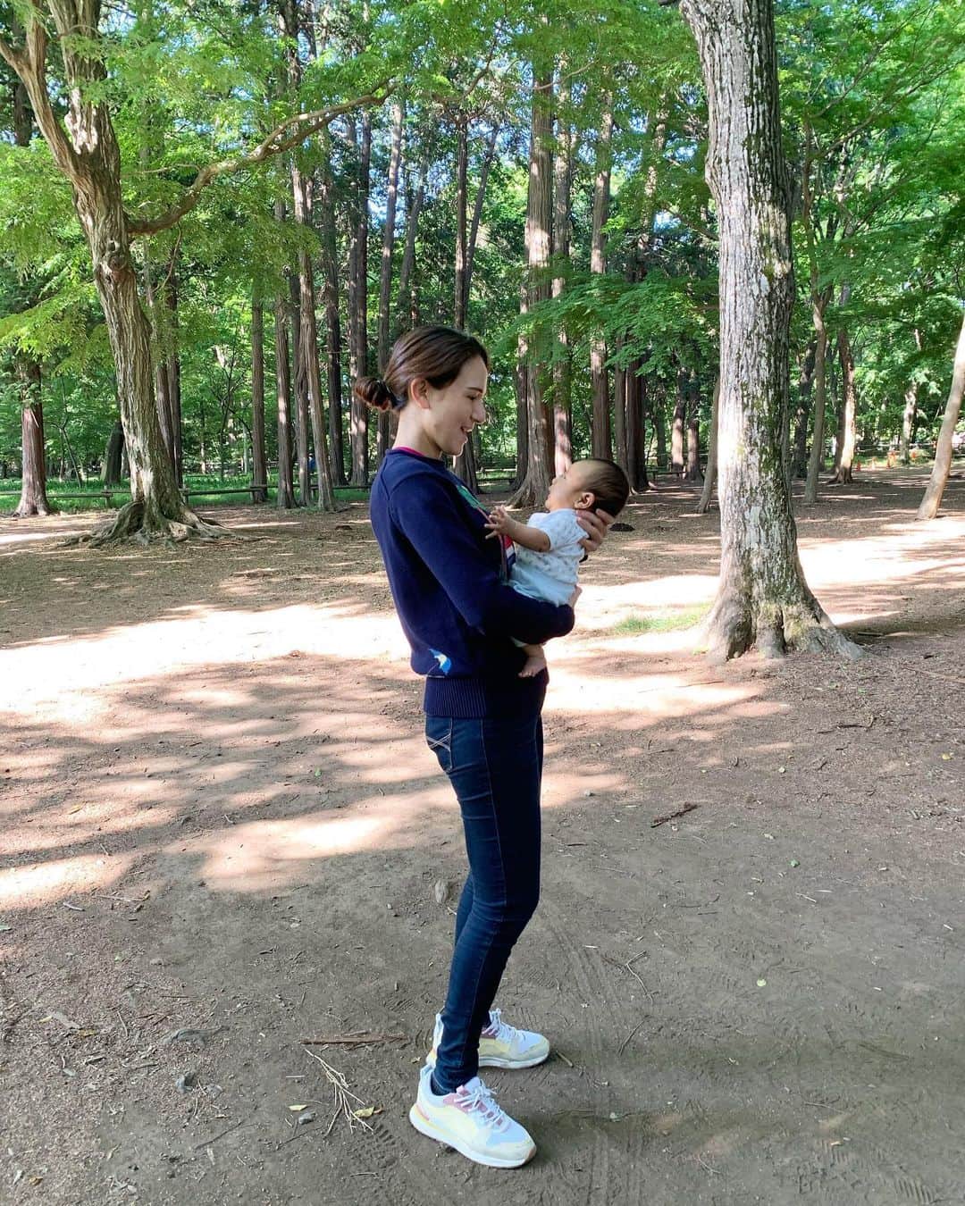 のインスタグラム：「2month👶 あっという間の毎日！息子のおかげで早寝早起き生活🙋‍♀️☀️家を出るのは週に何回かの朝散歩のみですが、おうちでは少しずつピラティスや腹筋を始めて体も戻りつつあります。しかしまだまだ元に戻るには程遠い🤣 息子は先月よりもまた成長してアーウー言ったり目もよく見えてきてニコニコ笑うようになってきました💓あっという間に大きくなっていくんだろうな。#2ヶ月ベビー #2months #ママライフ #2ヶ月baby」