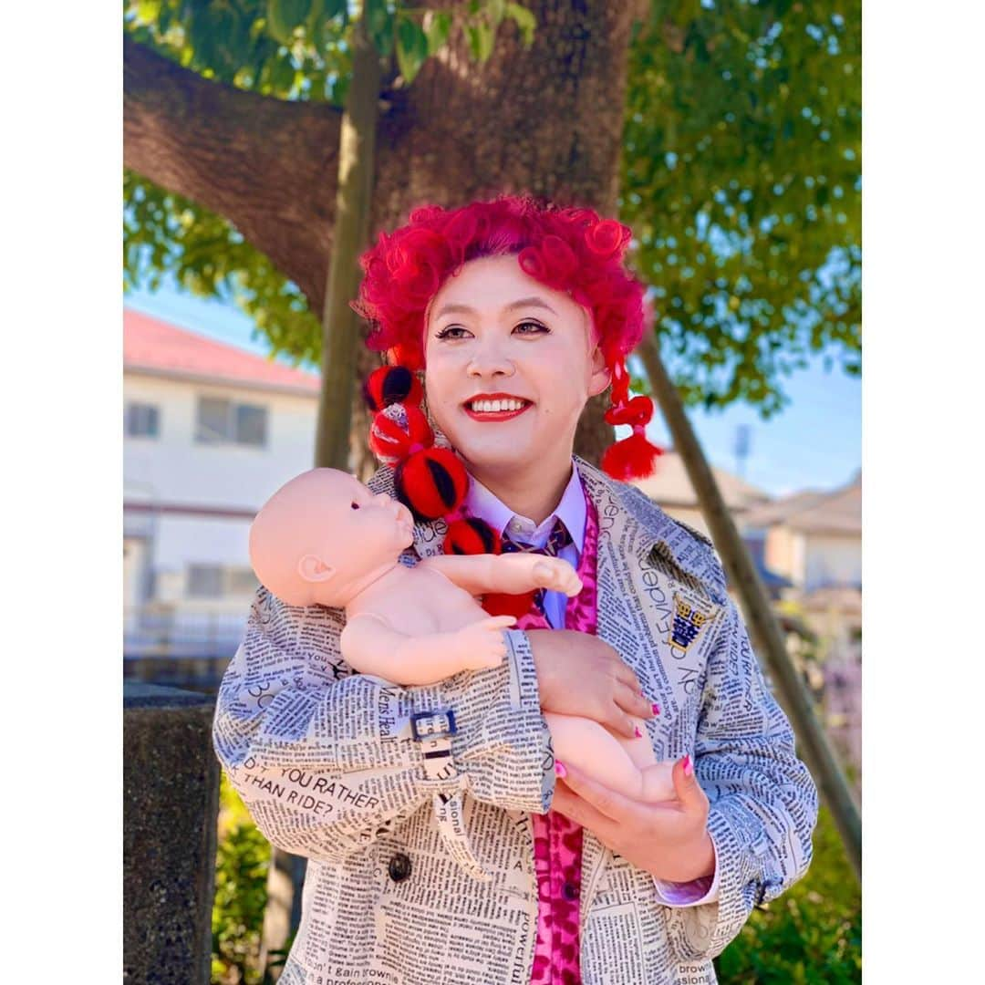 ぺえさんのインスタグラム写真 - (ぺえInstagram)「もしも私が母親になったら🤱💭 #誘拐ではなく私の子です #信じてください#私はやってない #名前はまだない #性別は感じてください #性別は相手の捉え方次第でいい #性別と年齢は本当にどうでもいい #3枚目は私のパートナー #ヒステリック家族 #家族で初めてのピクニック #初めての家族写真 #すれ違った方に撮って頂きました #明日はファントミラージュ#第60話 #いよいよクライマックス #アベコベ刑事の最後の挑戦#サライとの絆 #サライは最後の2枚の女の子です #サライとは撮影中以外も本当に仲良しでした #アベコベの最後の挑戦をリアルタイムで見届けてください #私から子どもたちへのメッセージがたくさん詰まった1話になっています #私の生き様のような物語になりました #ストーリーでもTwitterでもどうか応援してください」5月30日 21時11分 - peey