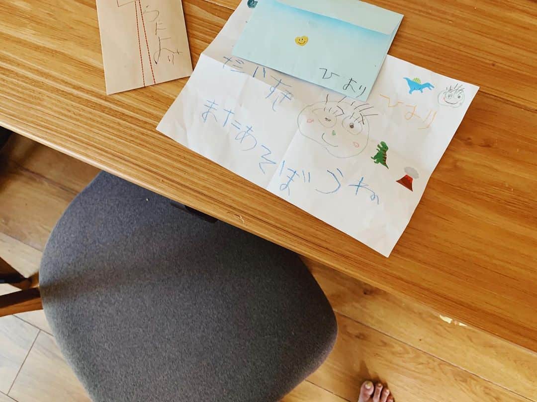ジュジュのインスタグラム：「👦の初love💌🤍 . 普段から園でもラブラブな2人♡ . もはや2人を遊ばす時は母達は付き添いw . #いつもラブラブ度合いを見せつけられる #笑🤍」