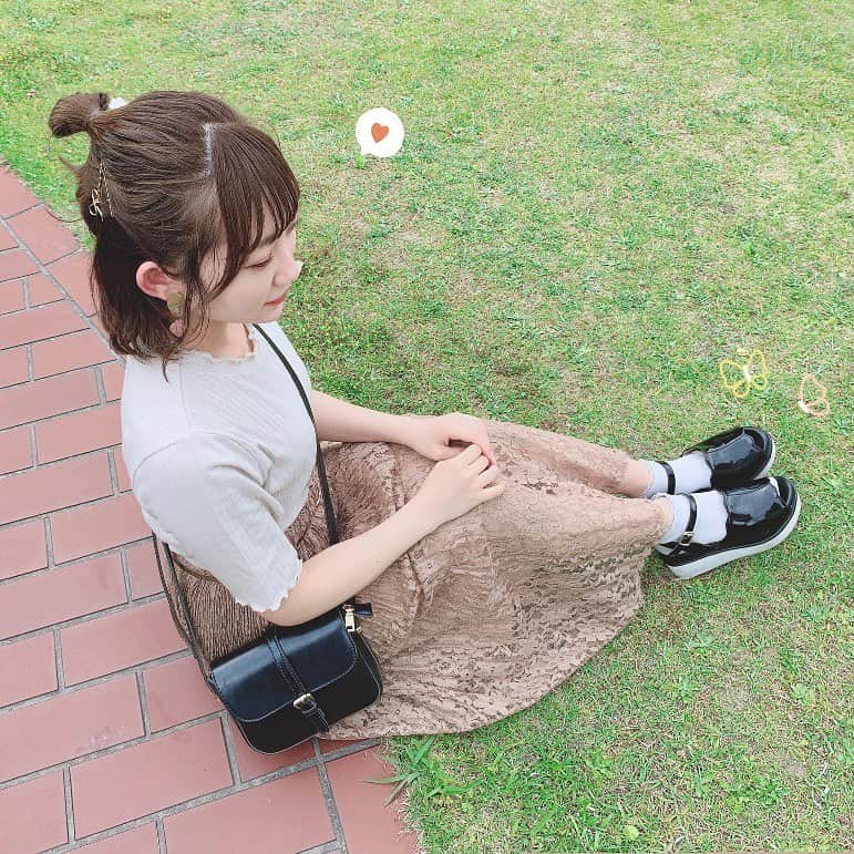 夏川愛実のインスタグラム：「﻿ ﻿ 今日は家族で過ごした日！﻿ ﻿ 姉と昔のアルバム見て﻿ 思い出に浸ってる（´-`）.｡oO笑﻿ ﻿ ﻿ #春夏#春服#夏服#今日のコーデ#私服#スカート#ベージュコーデ﻿ #ヘアアレンジ#ボブアレンジ#ショートボブ#ショート女子﻿ #お団子アレンジ#ボブカット#ショートヘア#ボブヘア#ボブ巻き方﻿ #内巻き#内巻きボブ#ウェーブ巻き#巻き髪#お団子ハーフアップ﻿ ﻿ ﻿」