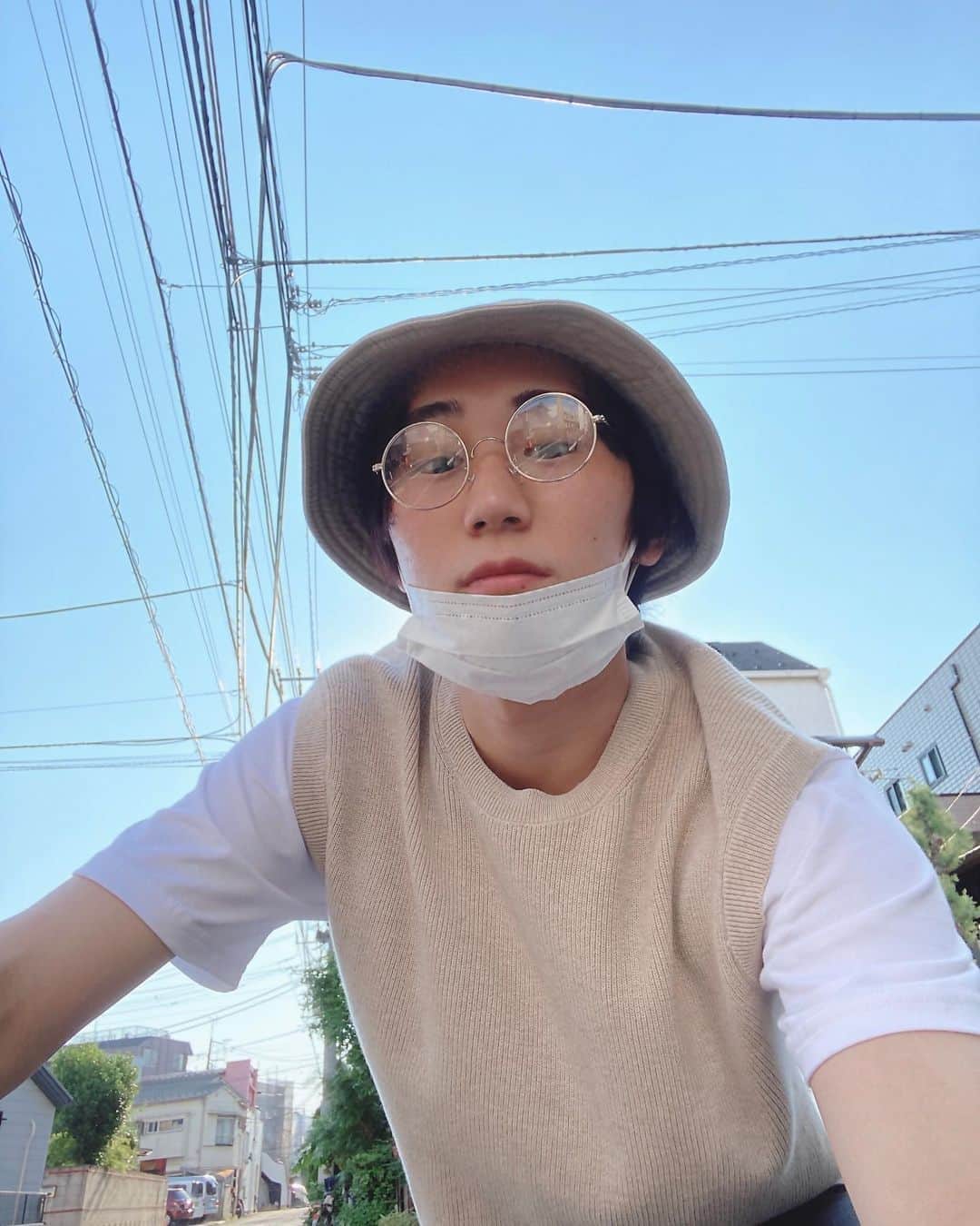 竹原聖一郎のインスタグラム：「自転車でぶらぶらと。 そして、初半袖お出かけ。まだ真っ白な肌。今年は焼けたくない、切実に。 #自転車 #お出かけ #ベストニット #バケットハット #丸メガネ #コーデ #ファッション #like4likes #l4l」