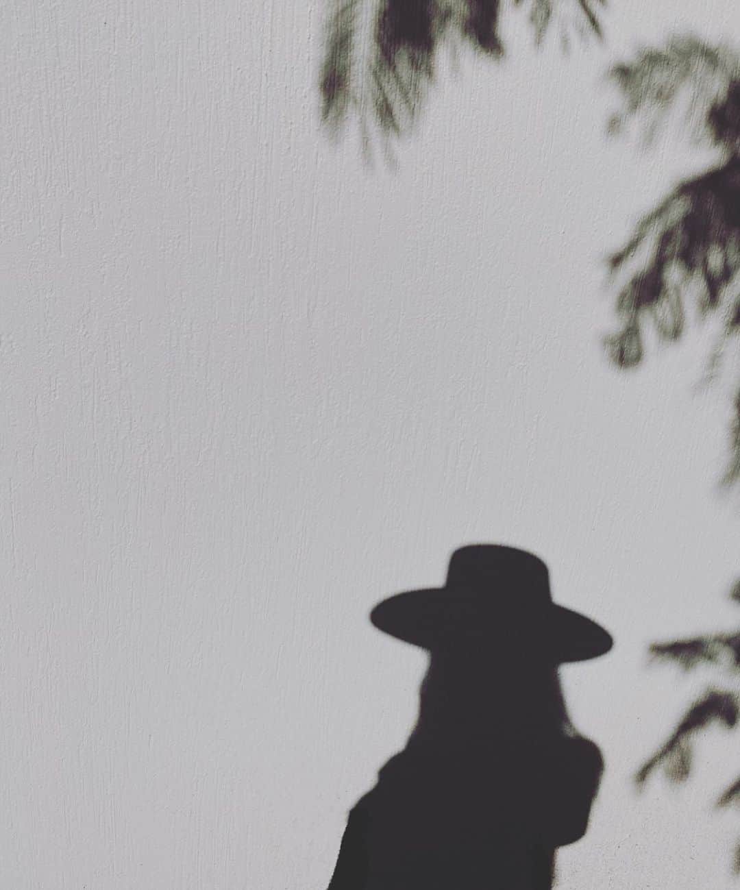 エビアン・クーのインスタグラム：「If you missed my ig stories, IGLIVE is happening tomorrow at 6pm Hawaii time, 9pm PST with @taishi.0621 Come join us, we’ll have a fun catch up sesh 🤙🏼 明日31日(日)日本時間13時にインスタライブやるよ、是非一緒にジョインしてね🌈」