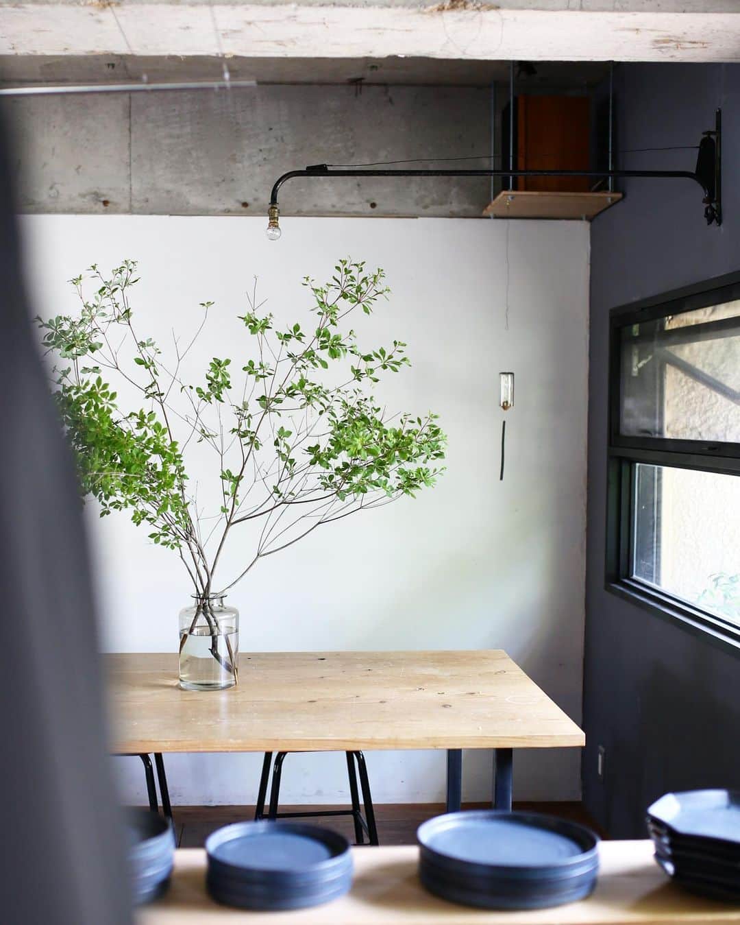 Tomohide Furuyaさんのインスタグラム写真 - (Tomohide FuruyaInstagram)「"Wind" . . 網戸を付けた窓。 . . 換気もし易く、たまに鳴る風鈴の音色が心地良いです。 . . #tas_works #interior #interiordesign #renovation #空間デザイン」5月30日 12時37分 - ikko_tasworksinc