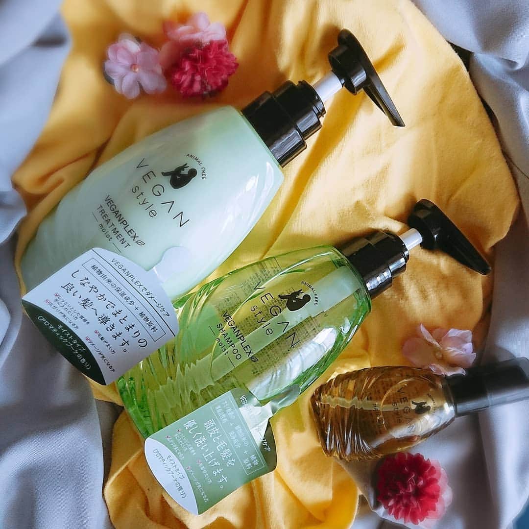 のインスタグラム：「ヘアケア『VEGAN STYLE（ヴィーガン スタイル）』の ヘアオイルもとってもいい匂い～😻 .  シャンプー→リンス→ヘアオイルで 集中ダメージ補修！！ 匂いはほんのりと、オイルはベタつきもなく ブローするとサラサラの髪の毛で、艶が出てくるよ😍 . . イオン(@aeon_japan )から、ヘアケア市場で初めて 「ヴィーガン認証」と「ハラール認証」を Wで取得した、シャンプー&リンス、ヘアオイル 今月５月から発売してるよ(o´罒`o) . ▼商品のボトルもバイオマス素材でつくってある。 . いま本州、四国、九州の380店舗と。 「おうちでイオン イオンネットスーパー」で 購入することができますっっっ💞😊😌♨️ . . 毛髪を補修する植物由来の成分を配合することで、 ダメージを受けにくい髪をめざす。  シャンプー&リンスは二種類あって、 フレッシュホワイトフローラルの香りの「スムースタイプ」 はさらさらで指通りのよい髪質へ、 アロマティックブーケの香りの「モイストタイプ」は しなやかな髪へ＼(^-^)／ . 私が使ってるのは、モイストタイプ✨✨✨✨ . . . #シャンプー #リンス #イオン #ヴィーガンスタイル  #ヴィーガン #VEGANSTYLE #新商品 #バスタイム #ヴィーガンスタイルリンス #オーガニック #コスメ #COSME #イオンモール #ヘアケア #hair #ヘアー #お風呂 #新発売 #ヴィーガンシャンプー #ヘアオイル #ダメージケア #girl #美容 #美容好き #beauty #pr #beautiful #ヴィーガンスタイルシャンプー #bathtime #サンスマイル」