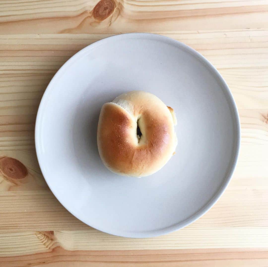宮本菜津子さんのインスタグラム写真 - (宮本菜津子Instagram)「今日のひるごはん。昨日、めぐちゃん @meg_ecosystem から頂いたあまおうのジャムとクリームチーズ塗りたくったベーグル🍓🥯美味しかった〜。めぐやん〜ありがとよ〜。 - ところで、昨日の夜立ち上げを発表したデモ音源集製作プロジェクト、開始から4時間ほどで目標金額を達成することができて、いま見てみたら157%までパーセンテージがのびていました😭みなさんほんまにありがとう！急いで追加のリターン考えるな、喜んでもらえるやつを！募集終了の6月21日まで、引き続き、何とぞ、よろしくお願いいたします！ - #massofthefermentingdregs  #motfd #masudore #bagel  #lunch #lunchtime #lunchtime🍴  #マスドレ #ランチ #ランチタイム #ひるごはん #おひるごはん  #ベーグル #苺ジャム  #クリームチーズ」5月30日 12時42分 - natsukondesu
