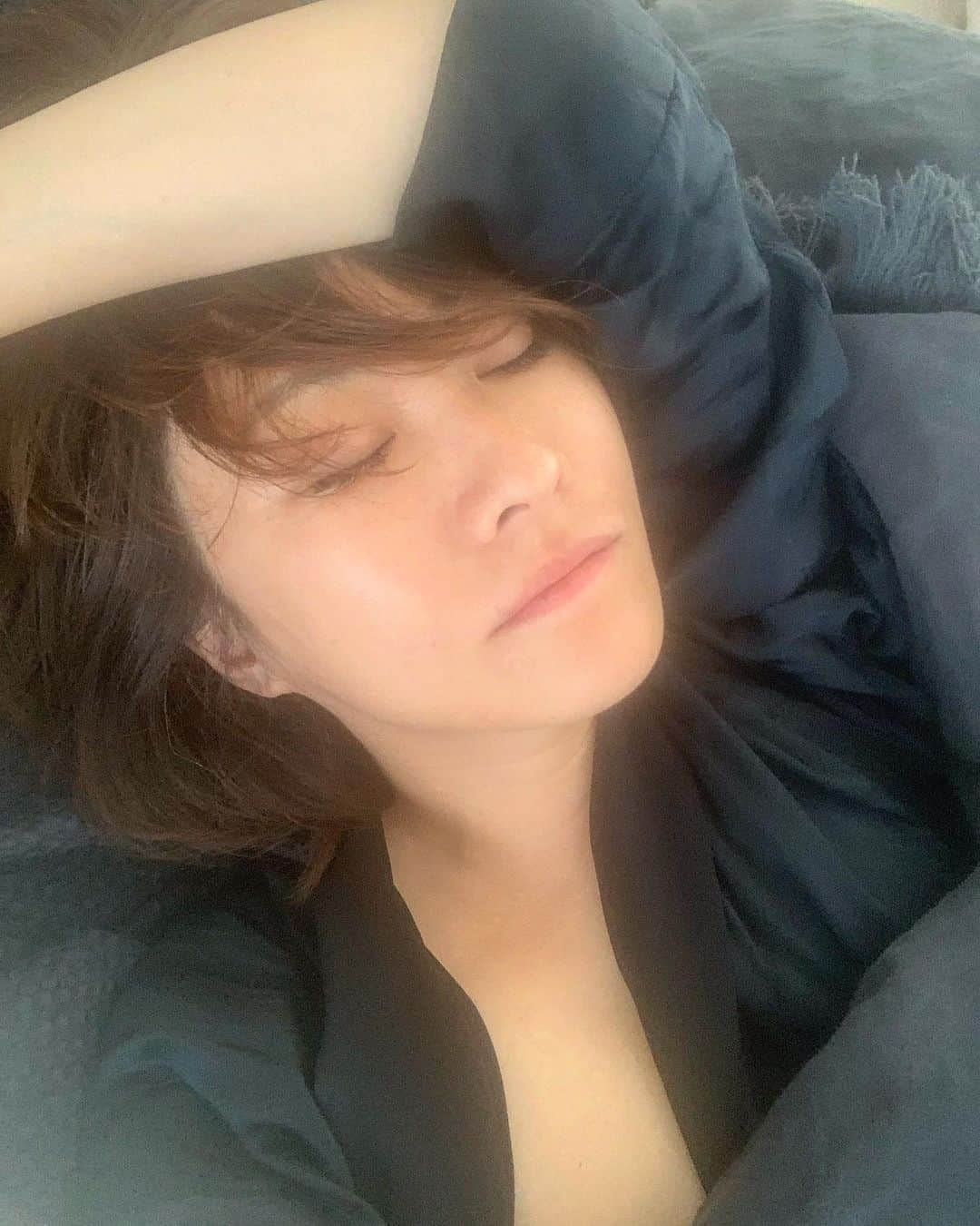 風間ゆみえのインスタグラム：「昨晩、久しぶりの整体で顔まわり、顎のラインもすっきりしたなぁ。  姿勢は @yumicorebody 先生の動画で身体意識の改革中…  肩甲骨を意識しながら、胸は開くようになったのだけど、丹田がまだ弱い… ちょっと忙しなくなると下半身から意識が離れてしまうのよね。 でもでも、とても大切なこと、  頑張ろっと。☺️」