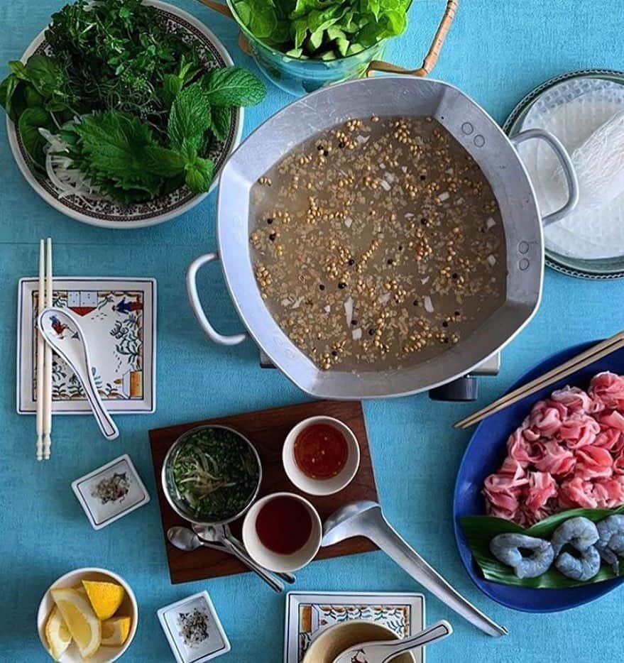 風間ゆみえのインスタグラム：「今日は土曜日ね！  @kitchen.nishiazabu のInstagramにフードスタイリストの @oishii_table さんが撮影したこころ踊る食卓の写真✨  我が家に @kitchen.nishiazabu から 先週オーダーしたトムヤム鍋が届くぞ。 楽しみ♡  白ワイン冷やしておかなきゃ  って、間違えなく夫がもうそうしているはず。笑 (写真はベトナムしゃぶしゃぶの鍋ですね！)」