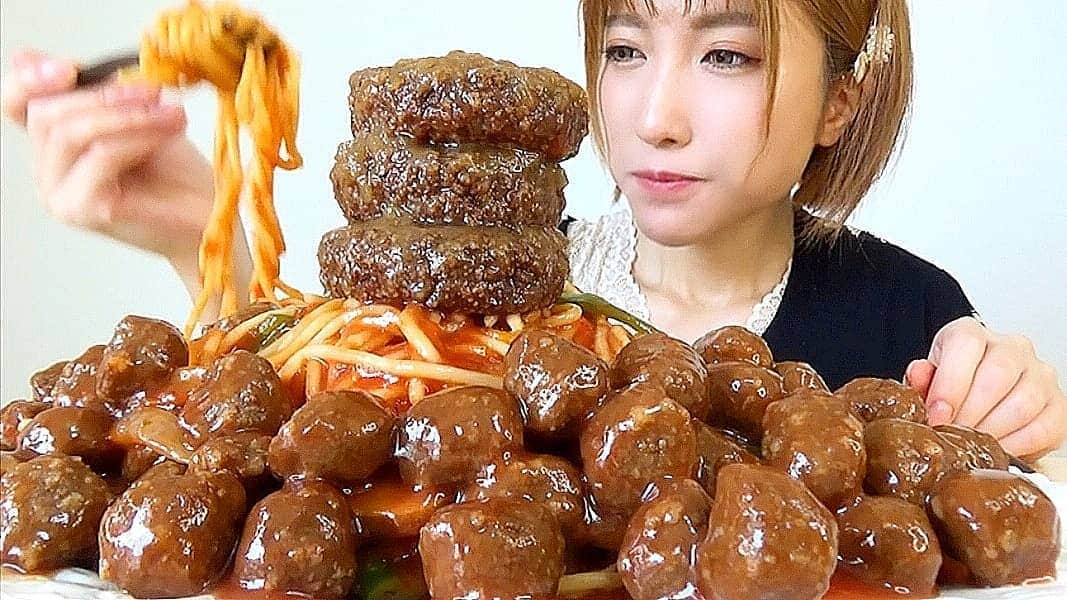 石関友梨さんのインスタグラム写真 - (石関友梨Instagram)「YouTube★お肉デカ盛りアレンジ！イシイのおべんとクンミートボール♪  私の大好きなメニュー♥  #プロフィールからyoutube飛べます  #イシイのおべんとクンミートボール  #ミートボール #イシイのチキンハンバーグ #千葉県グルメ #白子町#玉ねぎ #ハンバーグ #レトルト #レトルトレシピ #お弁当レシピ #お弁当 #ナポリタン #カリオストロの城  #めちゃうま #千葉 #石井食品 #みんな大好き #お弁当 #肉 #パスタ」5月30日 13時01分 - yurimorico