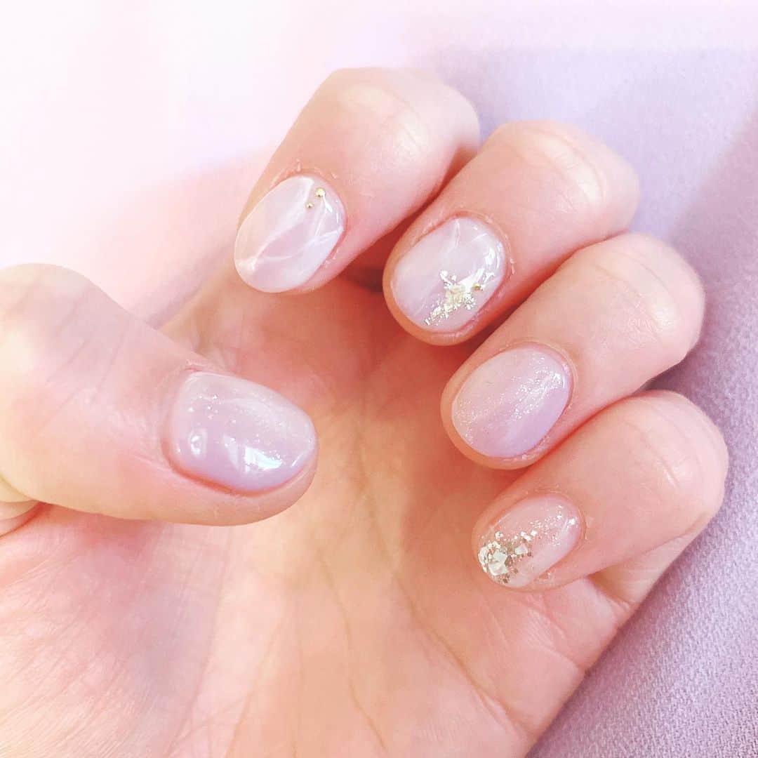 東森美和のインスタグラム：「髪の毛バイオレットにしたから先日、ネイルもバイオレット💅笑 春らしく〜。爪だけでもテンション上げたいですね😂  最近は衛生的にも、短いネイルが流行ってるらしい。コロナはこんなところにも影響してくるのね。  #ネイル #春ネイル2020 #春ネイルデザイン2020 #爪だけでもテンション上げて」
