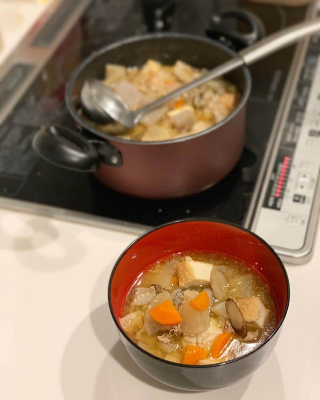 のインスタグラム：「昨日は豚汁作った٩꒰๑･д･꒱۶ ・ ・ 切るもの多くて面倒くさいなって思って、滅多にやらないんだけど、大量に作ったから、３日もつ🤣飽きるーーー🤣 ・ ・ 以前ストーリーに載せた時、作り方教えてって言われた事があったので、ざっくり簡略化して載せておきますー ・ ・ ＊胡麻油大さじ2でゴボウを炒め、こんがりしたらゴボウは一旦出して、豚バラを炒める。 ・ ＊豚バラの色が変わったら、ニンニクみじん切りと生姜チューブ3センチ分を加え、少し混ぜ、その後野菜を加え、塩少々とだしの素小さじ2を入れて、よく混ぜながら炒める。 ・ ＊ 肉の油で野菜が照り照りしてきたら、ゴボウも戻し、こんにゃくを加え、水を少量入れて中火で蓋をして10分ほど待ち、野菜に火を通していく。 ・ ＊その後水をひたひたまで入れ、ひと煮立ちさせ、軽くアクを取り、味噌を適量といたら出来上がり✨ ・ ・ ・ 今回は ごぼう　1本 豚バラ　300グラム 大根　3分の1 にんじん　1本 玉ねぎ　1個 長ネギ　半分 でやりました。具材の量に合わせて、レシピ内の調味料の量を調節してください😊 あと、厚揚げ買ってたの忘れてて、かなり最後の段階で慌てて加えました😂 ・ ・ ・ それにしても、昨日の夕飯は質素な感じだったわ😂2杯食べて、お腹たぷたぷ_:(´ཀ`」 ∠): ・ ・ ・ #おうち時間 に　#料理時間 #cooking #dinner #夜ご飯 #おうちご飯 #豚汁 #切るもの多くて　#めんどくさい (´ω`) #10枚目 #料理中 の　#くるみ　#暇そう」