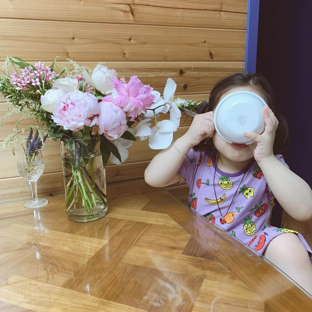 イ・ユンジのインスタグラム：「작약과 미역국 #토요일점심#뭐드시는중이세요#날이부쩍더워요#식사든든히하세요#라니는그릇내려놓자」