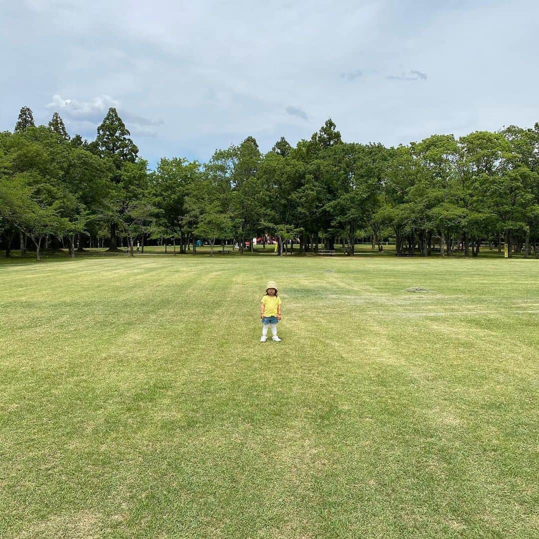 濱田卓実のインスタグラム：「濵田家の休日  天気と芝生が気持ちえぇ  #濵田家の休日 #公園日和」