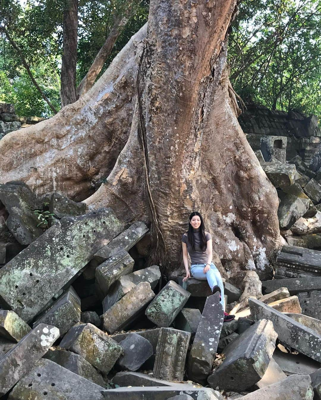 日高大地さんのインスタグラム写真 - (日高大地Instagram)「Fun memories of 2 years ago﻿ In Cambodia🇰🇭﻿ ﻿ 楽しかった旅シリーズ😌﻿ In カンボジア﻿ ﻿ ベンメリア遺跡🌏﻿ 崩壊遺跡。まるでラピュタの世界。﻿ スペクタクルすぎる光景。﻿ 苔が生茂り、熱帯樹の根や枝が巻き付き、石がバラバラに積み重なった見たこともない光景。﻿ ﻿ 自然の力って凄いなぁ、、、。﻿ 歴史が美しい。﻿ ﻿ 百聞は一見に如かず。﻿ ﻿ (ラピュタのモデルともいわれているベンメリアですが、実際には映画公開よりも後に遺跡の詳細が広く紹介されるようになったので関係性はないみたいです😅) ﻿ ﻿ #travel #travelgram #instatravel #travelphotography #旅写真#旅スタグラム#海外旅行#世界遺産#cambodia#siemreap#カンボジア#シェムリアップ#ベンメリア#bengmealea #🇰🇭」5月30日 13時19分 - yoko92hidaka