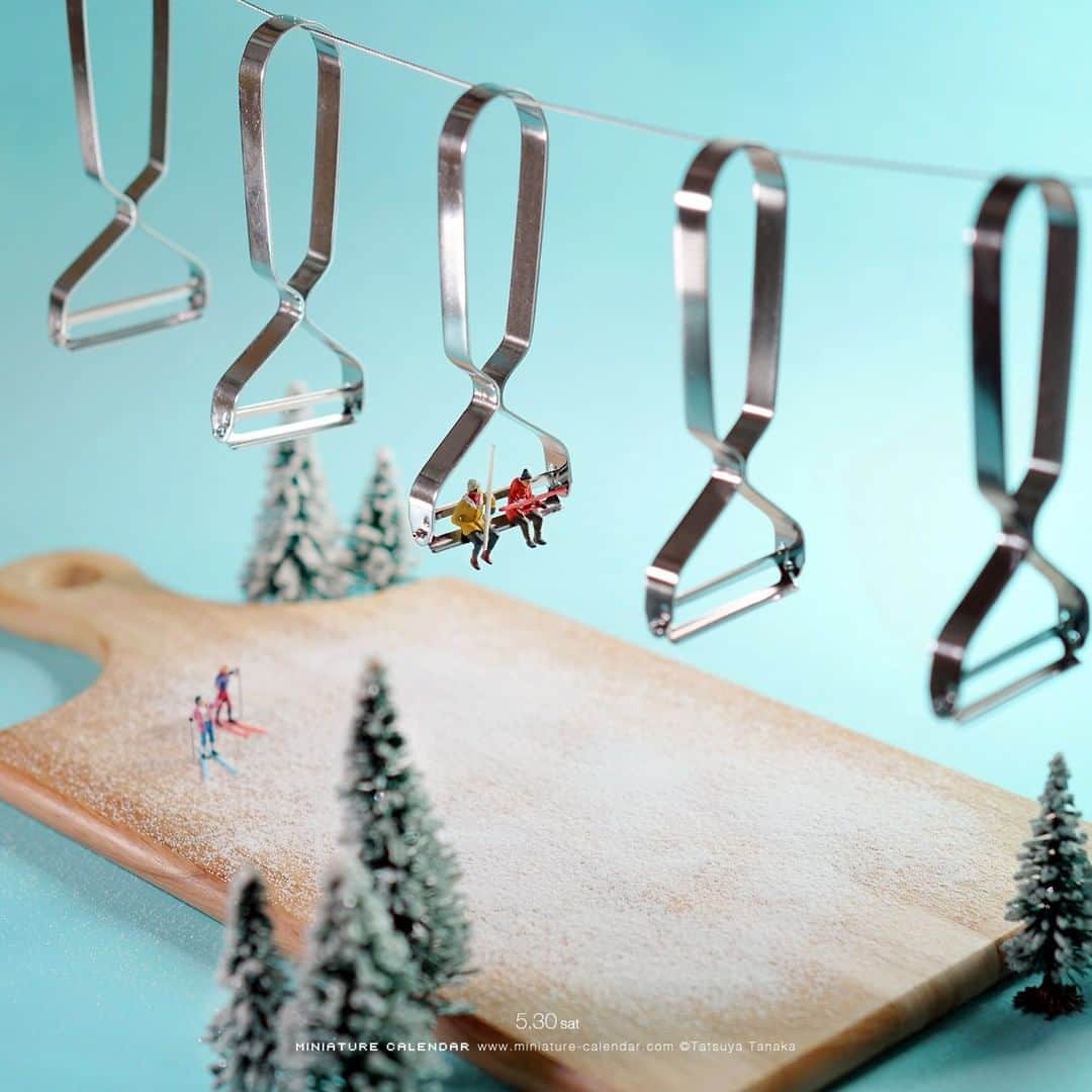 田中達也さんのインスタグラム写真 - (田中達也Instagram)「⠀ “Peeler Lift” ⠀ スキーのスキルが一皮むける ⠀ #皮むき器 #スキーリフト #切れるような寒さ #Peeler #SkiLift ⠀」5月30日 13時35分 - tanaka_tatsuya