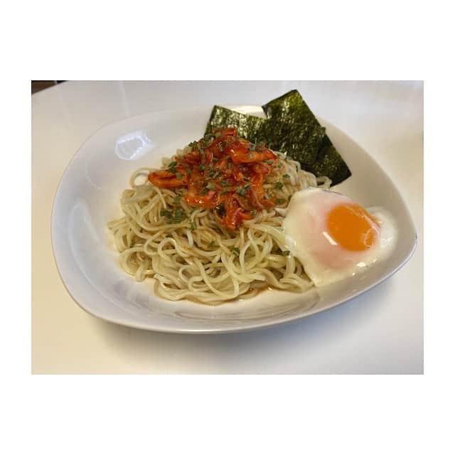のインスタグラム：「暑いので暫く冷やし麺生活が続きそうだ。 胡麻ダレ冷やし麺を韓国風にしてみました。 最近温泉卵が上手になった。 でも今回は冷やす時間少なめで白身が30点。 #シンクでごはん」