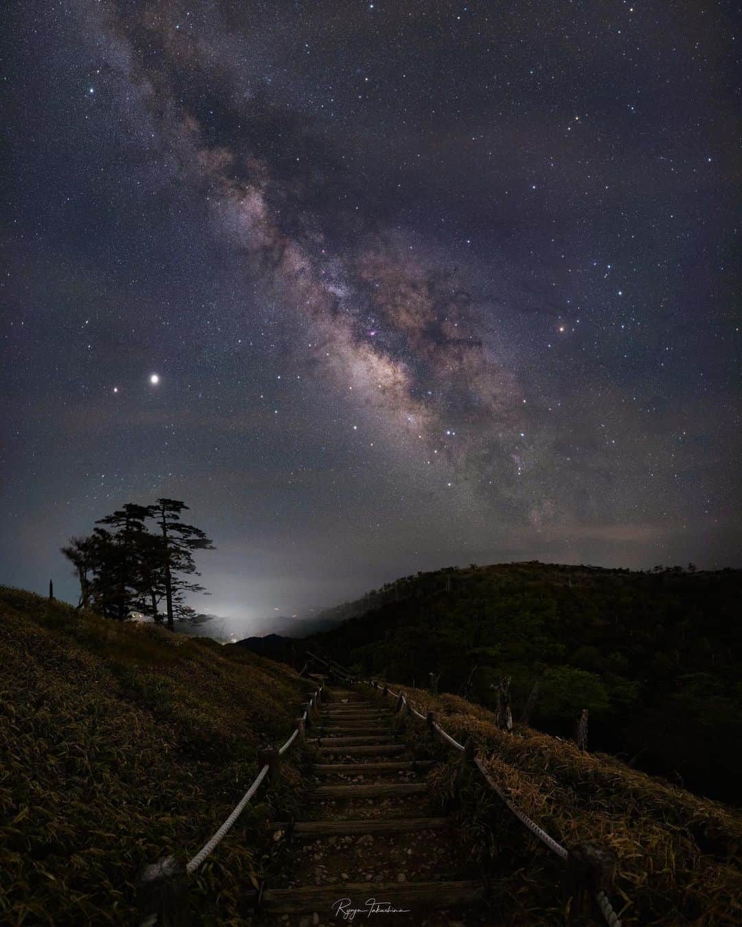 Ryoyaのインスタグラム：「I went to Oodaigahara which is one of the darkest area in Japan to shoot Milky Way🌠 Had to walk through a forest where wild bear live but it was worth it ;) camera : #GFX100 lens : #GF23mm Star tracker : #ioptronskyguiderpro  Sky : ISO3200 / f4 / ss 60s / 4 images merged to panorama Foreground : ISO3200 / f4 / ss 60s  #milkyway #大台ヶ原 #天の川 #星空 #野生の熊に注意🧸」
