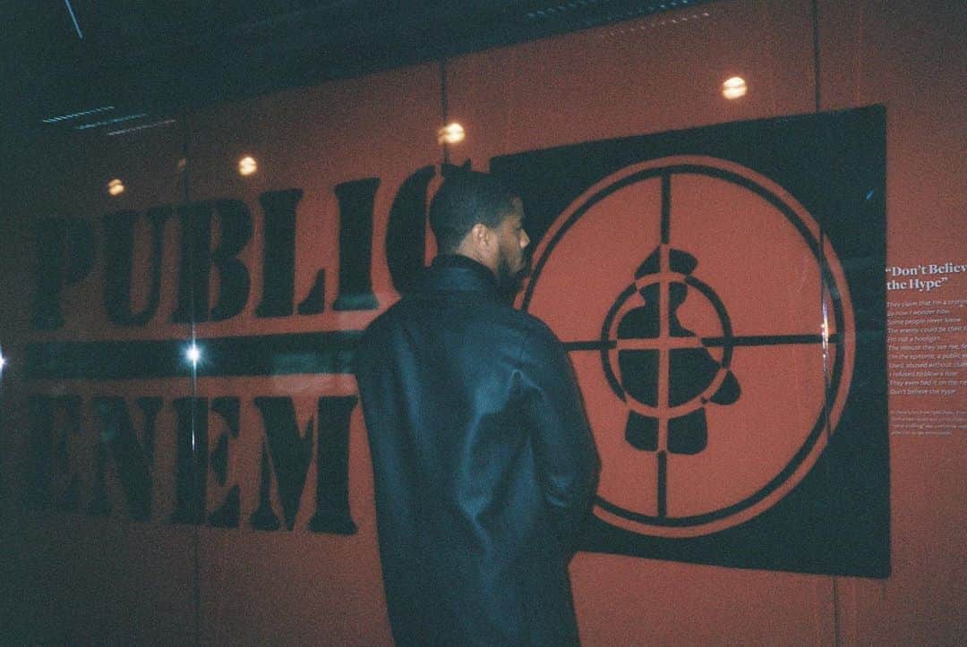 のインスタグラム：「Many people see this logo and think it’s a cop, but it’s really a black man. This logo by Chuck D represents the target on black folks backs.  If you saw the logo differently, think differently: This country was built on the backs of our ancestors — backs that had a target the entire time and this month is no different with more black lives caught in the crosshairs. Too many look at us as public enemies, only some see us as humans, and yet we need to be superhuman just to survive. We must strategize, organize, and train ourselves as we demand more. One arrest isn’t enough. This is just the beginning.」