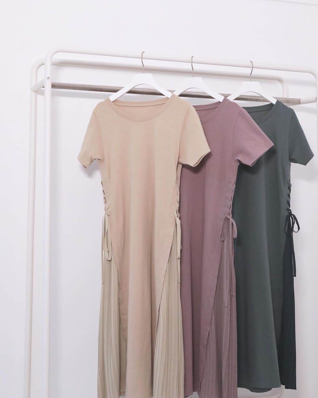 アヴァンリリィのインスタグラム：「RECOMMEND ITEM ㅤㅤㅤㅤㅤㅤㅤㅤㅤㅤㅤㅤㅤ 店舗・SHEL'TTER WEBSTOREにて発売中🚚 ㅤㅤㅤㅤㅤㅤㅤㅤㅤㅤㅤㅤㅤ ：ONE PIECE プリーツドッキングカットワンピース Price.¥6,990+tax No.180DS583-2300 ㅤㅤㅤㅤㅤㅤㅤㅤㅤㅤㅤㅤㅤ ㅤㅤㅤㅤㅤㅤㅤㅤㅤㅤㅤㅤㅤ 画像をタップで商品詳細をご覧いただけます🔍 _______________________________________________________ #AVANLILY #アヴァンリリィ」