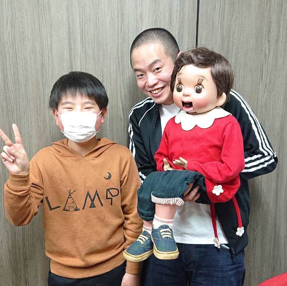 上田航平のインスタグラム：「今日はふくの日。 #19時から#フジテレビ #千鳥のクセがすごいネタGP #ふくが新境地に挑戦しています #21時から#ふくの冠ネット特番 #ふくちゃんの俺は人形じゃねえ #写真は数ヶ月前 #ふくの大ファンである少年と #僕とは気さくに話してくれましたが #ふくにはすっごい緊張してました #これぞ令和」