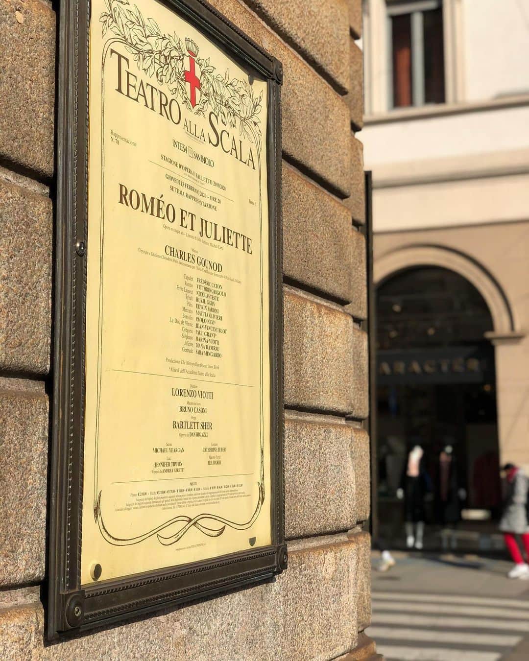 のインスタグラム：「2月にイタリアに行った時、スカラ座でオペラ「ロミオとジュリエット」を見ました。舞台から発せられるエネルギーは別格ですよね✨ またLiveな世界が戻ってきますように🤲 Opera ‘Romeo and Juliet’ at Scala in Milan was absolutely must see! Miss live and raw world..... #milan #opera #オペラ #romeoand juliet #舞台　#ミラノ　#イタリア #scala #スカラ座」