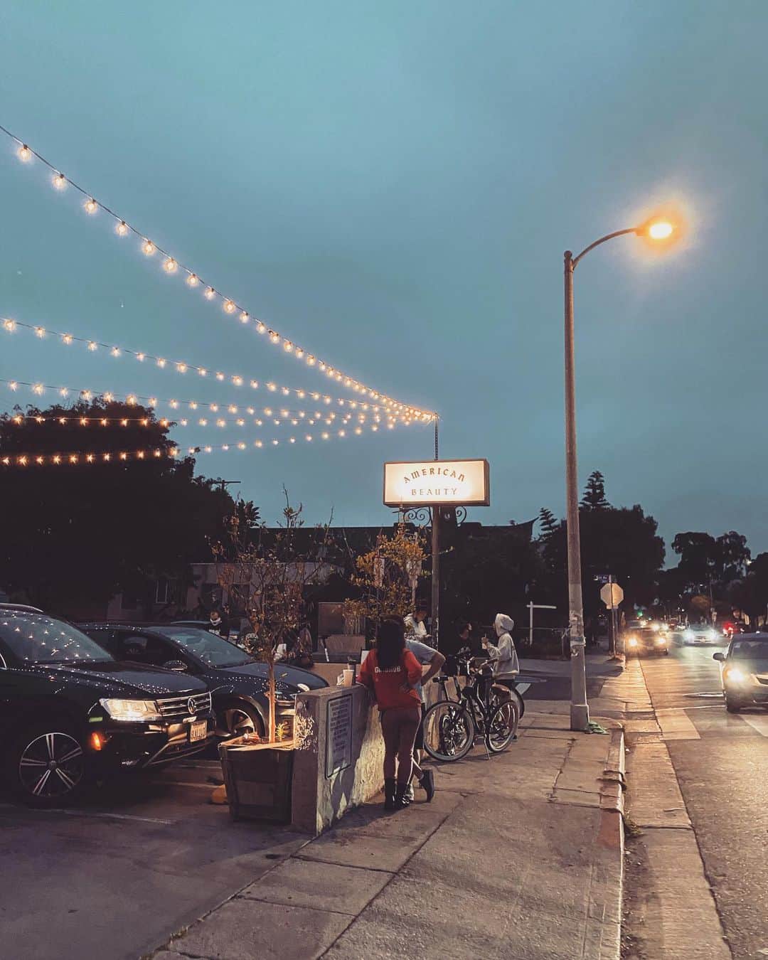 マリア・シャラポワのインスタグラム：「Friday nights under the moon light👌. Ordered from the car, ate by the sidewalk and may have ordered too little. Not making that mistake ever again 😒. 🚗➡️ @americanbeauty.la」