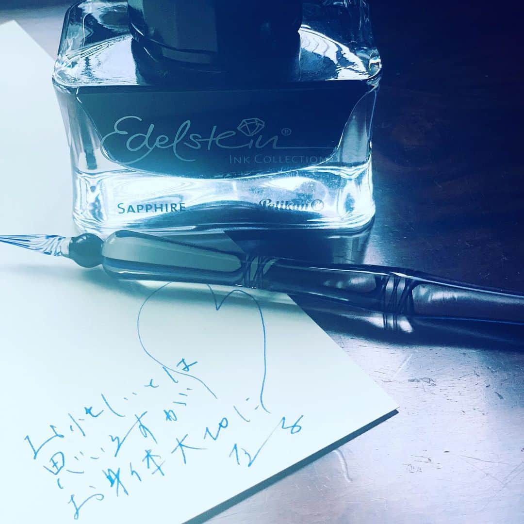 大草直子さんのインスタグラム写真 - (大草直子Instagram)「２回洗濯して壁を拭いて。朝昼兼用のブランチを作り。自室はブラインドまで水拭き。やっと今１人。久しぶりに、ガラスペンとインクで、会えない人に手紙を書いてみた。ガラスペンは万年筆より、柔らかい流れになる気がする。みなさま、豊かな週末を。 #2枚目はブランドの #PRの方が新製品を試して #と手描きの商品説明を #付けてくれました #手描きはやっぱり強いな #頂く気持ちを捨てられない」5月30日 13時47分 - naokookusa