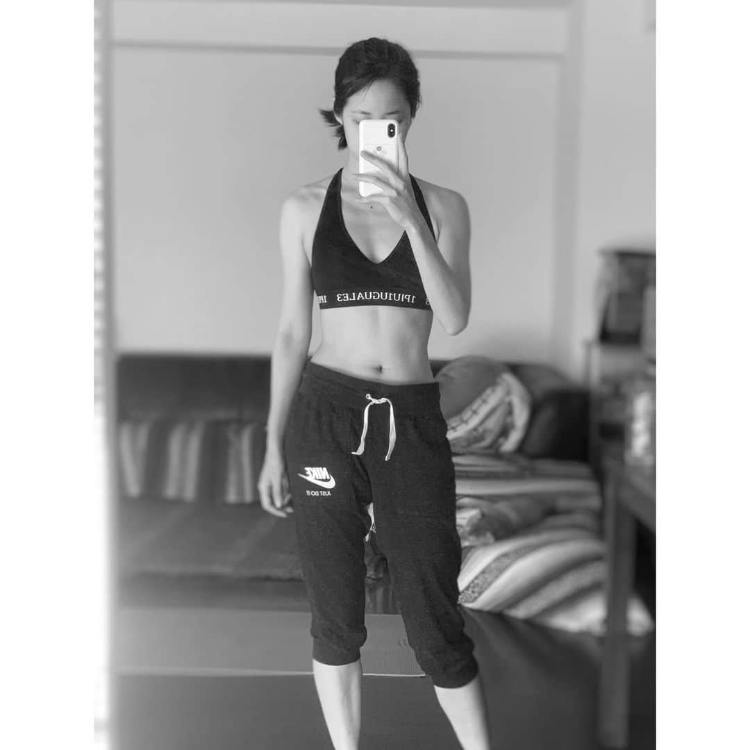 VANRIのインスタグラム：「🔥 自粛生活始めの方にだらけてしまった分 筋肉量戻し中〜 #髪の毛のくせが強いんじゃ  #workout #yoga #おうちトレーニング」