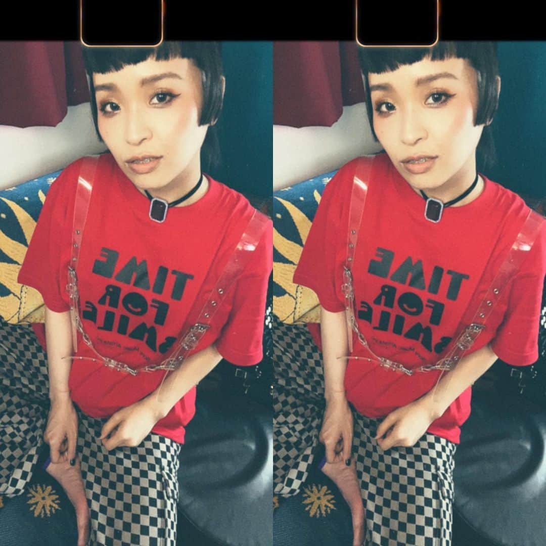 小春のインスタグラム：「元気レッド  これ期間限定タイムフォースマイルグッズだあよ、SMAのアーティストがあれやこれや作っておりますので要チェック👚 なんか期間限定だから注文し忘れる前にアクセスしておいて SMAグッズサイトに行きなはれ 📱  検索：ロケットエクスプレス」