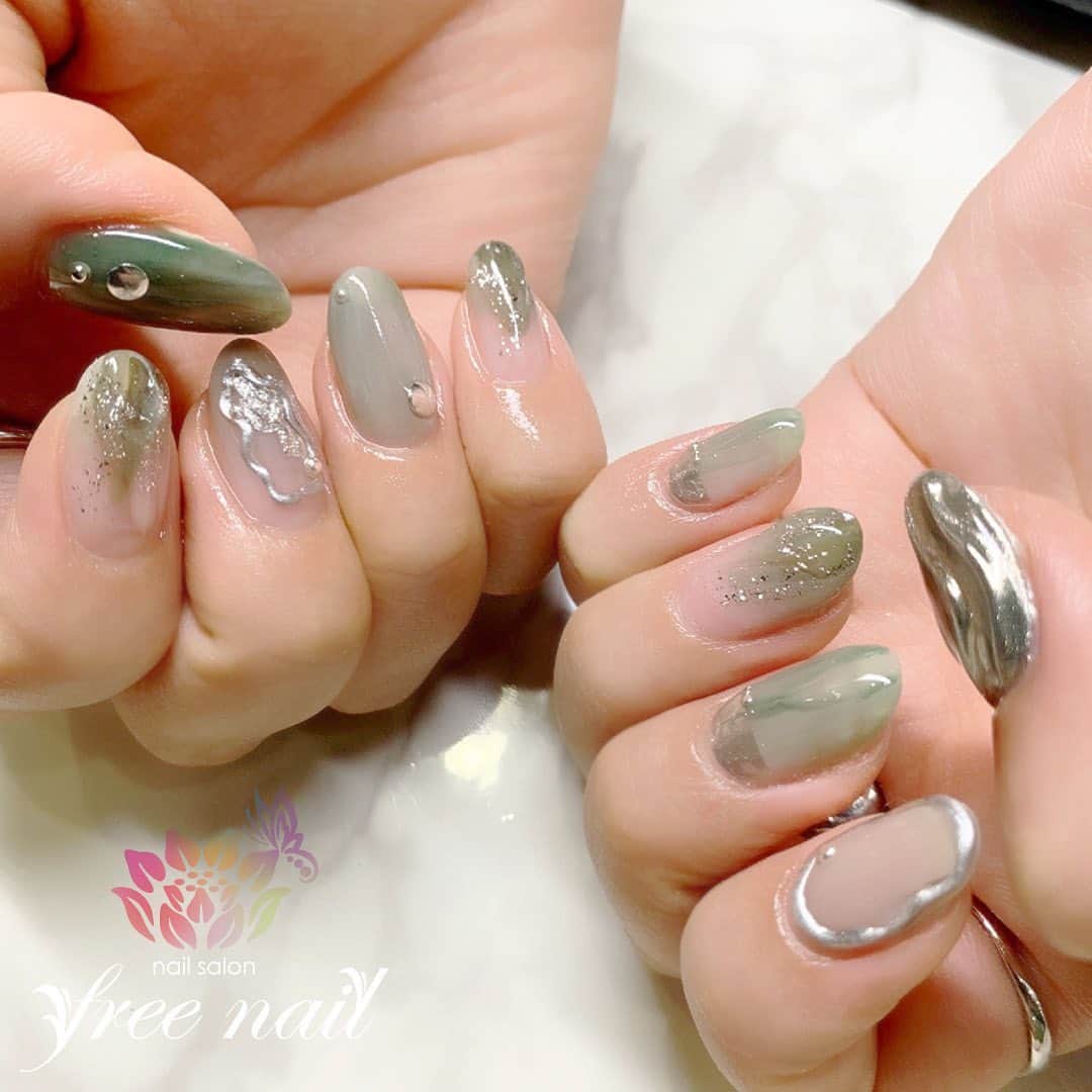 free nail フリーネイルのインスタグラム：「. お客様ネイル💅🏻🍋 . ニュアンスミラーネイル🍃 . メタリックな大人ネイル🌞 . ご来店ありがとうございました🙇🏻‍♀️🙇🏻‍♀️🙇🏻‍♀️💗 . #ネイルアート #ジェルネイル #ネイルサロン #大阪ネイルサロン #ネイルデザイン #ネイルチェンジ #ミラーネイル #メタリックネイル #くすみネイル #ニュアンスネイル #グリーンネイル #クリアネイル #シンプルネイル #大人ネイル #デザインネイル #トレンドネイル #おしゃれネイル #夏ネイル #summernails #nailsart #nailsdid #美甲 #日式美甲 #日式美甲胶 #日本美甲师 #日本美甲老师 #美甲上课 #日本胶 #フリーネイル #freenail」