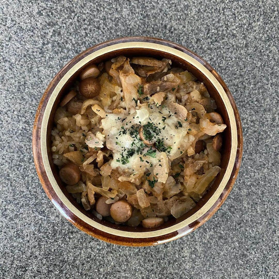 後藤正文さんのインスタグラム写真 - (後藤正文Instagram)「「ナポリの窯飯」  ナポリタン風釜飯  米3/4合 皮なしウインナー 鳥肉 玉葱 チーズ 乾燥パセリ  水 150cc 野菜ブイヨン 1/2包 とんかつソース 大さじ1 ピザソース 大さじ1 塩 小さじ1/2  冷蔵庫のあまり物でチャチャっと料理ができたら、YouTubeチャンネルを開設してYouTuberになれただろうか。名前はマサキン。だが、釜飯は米を研ぎ、吸水のためにしばし米を放置し、具材を仕込み、炊く。炊くのに10分はかかるし、15分は蒸らさないといけない。チャチャっとはできない。が、あまり物を全部ぶち込んで炊ける。92点。  #空前の自作釜飯ブーム #非モテ飯 #のはら農研塾 #season3 #100杯目にどうなってるかわからない釜飯」5月30日 14時03分 - gotch_akg