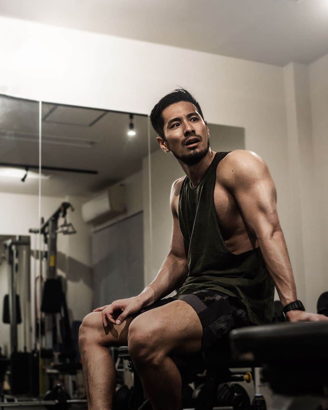 のインスタグラム：「“BE YOUR OWN HERO.” ﻿ #WORKOUT #GYM #lifequote #tokyo #japan #streetworkout #bodyweightworkout #physics #underarmour #therockproject #筋トレ #ジム #パーソナルジム #レンタルジム #増量期 #ウェイトトレーニング #自重トレーニング #家トレ #腕トレ #脚トレ #肩トレ #フィジーク #筋トレ部 #家トレ部 #アンダーアーマー #タンクトップ #外出自粛 #ステイホーム #常に過去を超え続ける #常に自身に誇れる英雄であれ」
