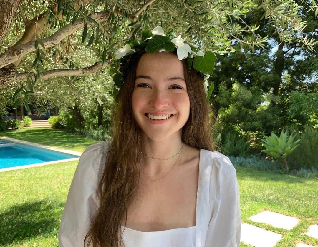 ジェニファー・グレイのインスタグラム：「congratulations and so much❤️to my @stellagregg and all of the graduating class 2020! 🎓🎓🎓🦋🦋🦋❤️❤️❤️ so proud of your tenacity, focus and 🔥. your adventure has begun on such a wild note of unprecedented uncertainty and heartache, a world so desperately in need of change. this very intense chapter of turmoil, and shifting sands is quite the dramatic send off! i know the class of 2020, and the woman you’ve become, are more than up to the challenge. thank you @archerschoolforgirls for being such an extraordinary place for our girls to grow into the kind of women we need, now  more than ever. #classof2020 #womenofpower #thefutureisfemale #archerschoolforgirls #learnlikeagirl #girlpower #girlsonfire #daughters #highschoolgraduation」