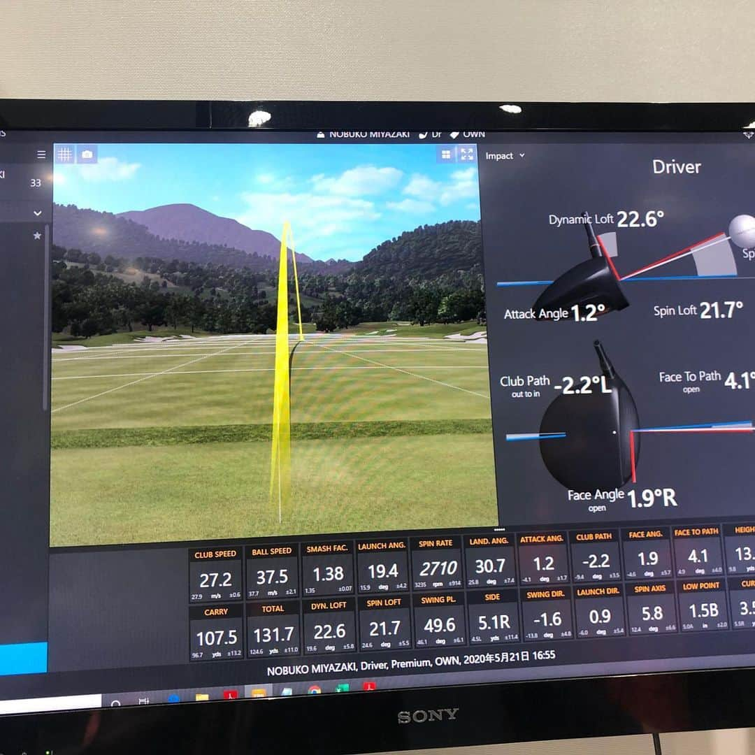 宮崎宣子さんのインスタグラム写真 - (宮崎宣子Instagram)「碑文谷のクールクラブスさんで、クラブフィッティング🏌️‍♀️ @coolclubsjapan  クールクラブスさんは、 スィング碑文谷さんの中にあり、 平日限定で、 10時から19時までオープンとなりました😊  なので、早速行ってきましたよー🏌️‍♀️ 写真の時だけ一瞬マスクをはずしましたが、 必ず皆さまマスク着用でお願い致します🙏✨ ドライバーが、必ずヒールに当たる私を一瞬で修正してくれる平野さんて、本当にすごい✨✨✨ やっと気をつけながらではありますが、ゴルフに行けるようになってきましたので、 早めに修正しておこうと思いました🏌️‍♀️✨ きちんと毎回データを取って、 一球ごとに、変化を体感できるので、私はもう3年通っております⛳️ スィング碑文谷で打ちっ放しに通っている方は、 クールクラブスさんで、打ち方、クラブフィッティングも一緒にされると一気にスコアアップ⤴️かもしれませんよ💖  クールクラブス限定のヘッドカバーや、キャリーバッグも新しく作ったそうです💕  これ持ってたら、 あー、この人はゴルフに対して真剣に向き合っている人なんだなーって思っちゃいます😆✨ 皆さま、やーっとゴルフできそうですね‼️ 嬉しいー😆💛💛💛 でも、くれぐれもお気をつけて❣️ #coolclubs  #クールクラブス #クラブフィッティング #clubfitting  #スィング碑文谷 #新しいクラブ #営業再会 #気をつけて楽しみましょう」5月30日 14時07分 - miyazaki_nobuko