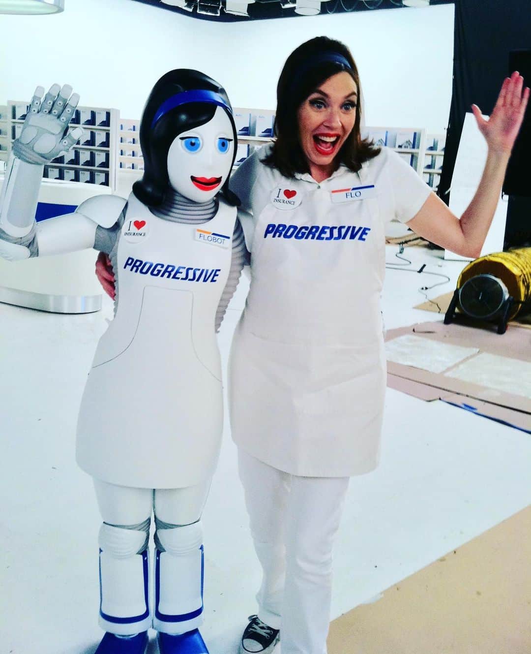 ボニー・モーガンのインスタグラム：「#fbf For many years I was @progressive Flo’s mini me robot Flobot! Fabulously fabricated by the geniuses @legacyeffects including the lovely @amywhetsel #creatureactor #adventuresofbendybonnie #legacyeffects #flobot #progressive #flo #stephaniecourtney #shenanigans #itsaliving #stanwinston #bendybonnie」