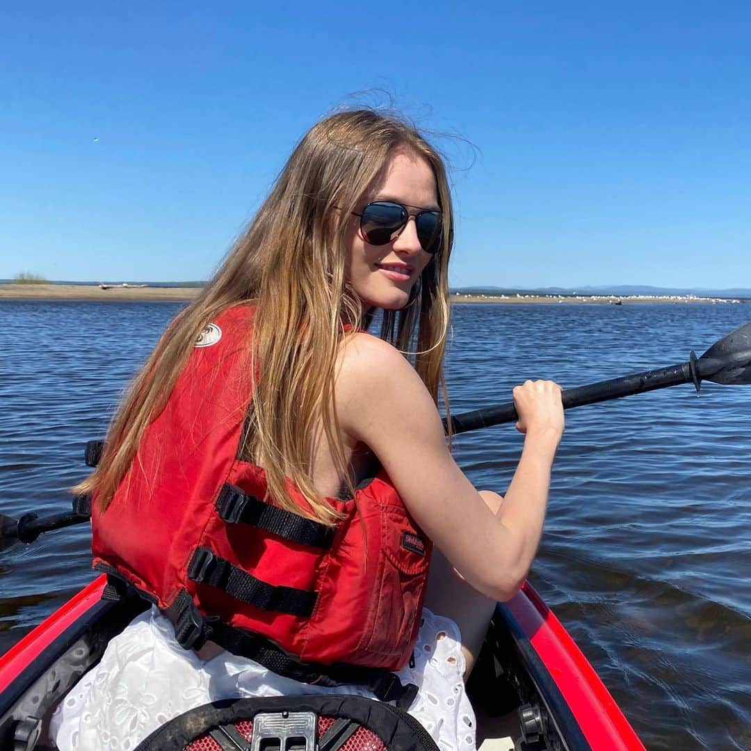 ヴラダ・ロスリャコヴァのインスタグラム：「Do you wanna go for a ride?」