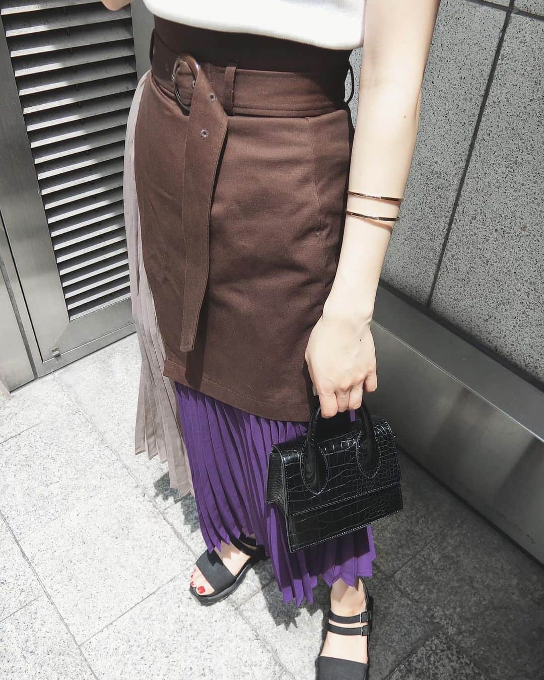 上地雅弥 MURUAのインスタグラム：「. . 一番お気に入りのスカート♡ . 配色とプリーツが可愛い🤤 店頭だとTシャツとセットでお得に買えちゃいます🥺❣️ . . #murua #murua_by_staff #murua_official  #レイヤードシアースカート」
