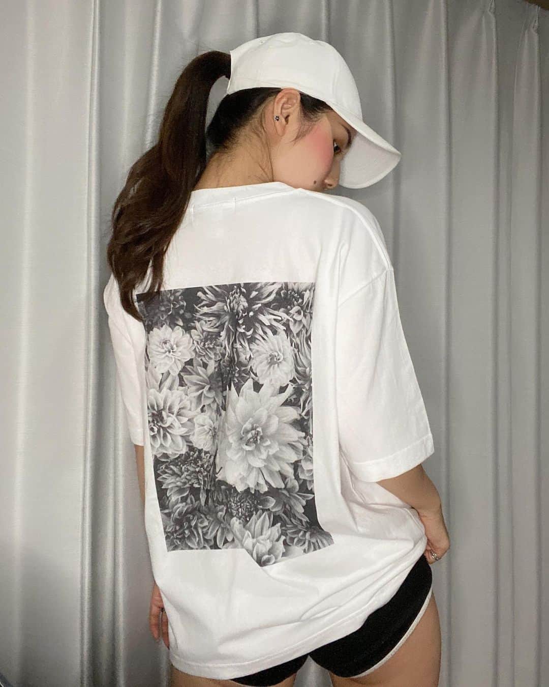 MAYUKIさんのインスタグラム写真 - (MAYUKIInstagram)「@lumiere__official__ のTシャツ可愛い♡ 発売中みたいです✌🏻💓 . まゆきちは158cmでSサイズ着てるよ👕. . #lumiele」5月30日 14時32分 - mayuki_c
