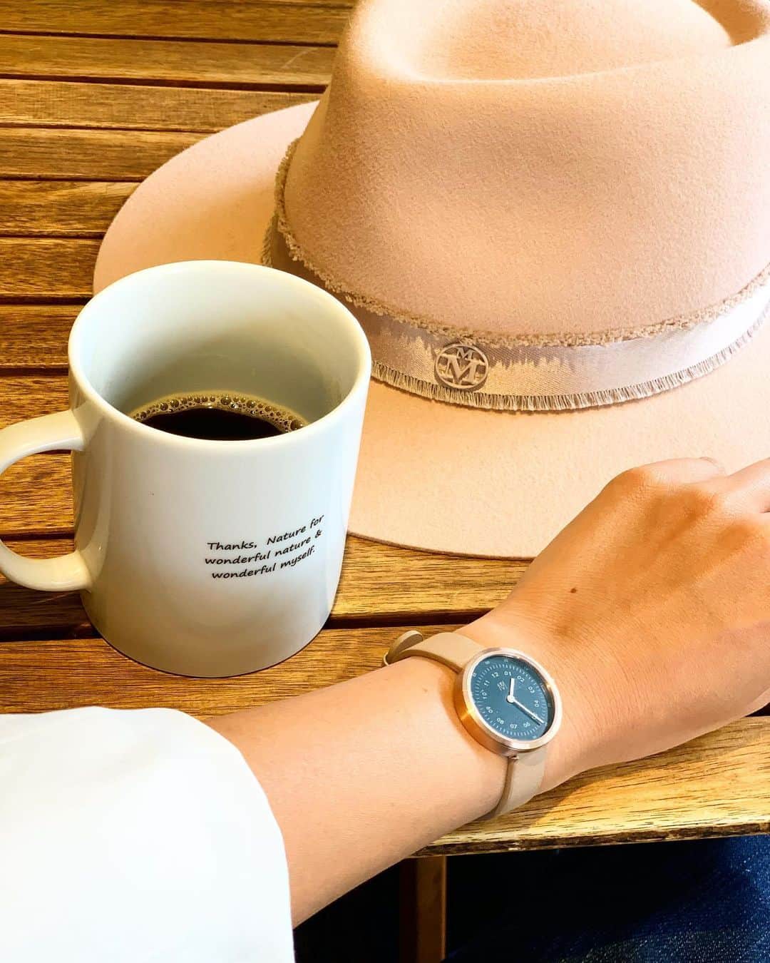 西内ひろさんのインスタグラム写真 - (西内ひろInstagram)「Break time☺️ 日中はカジュアルファッションが多いので肌馴染みの良い時計をしてます。  @mavenjapan  小柄なのも可愛い💕  クーポンコードも頂きました😌 0214hea を入れると10%offで購入出来るみたいです✨ #マベン　#マベンウォッチズ　#時計　#腕時計 #cafe #coffeetime  #breaktime」5月30日 14時39分 - 0214hiro