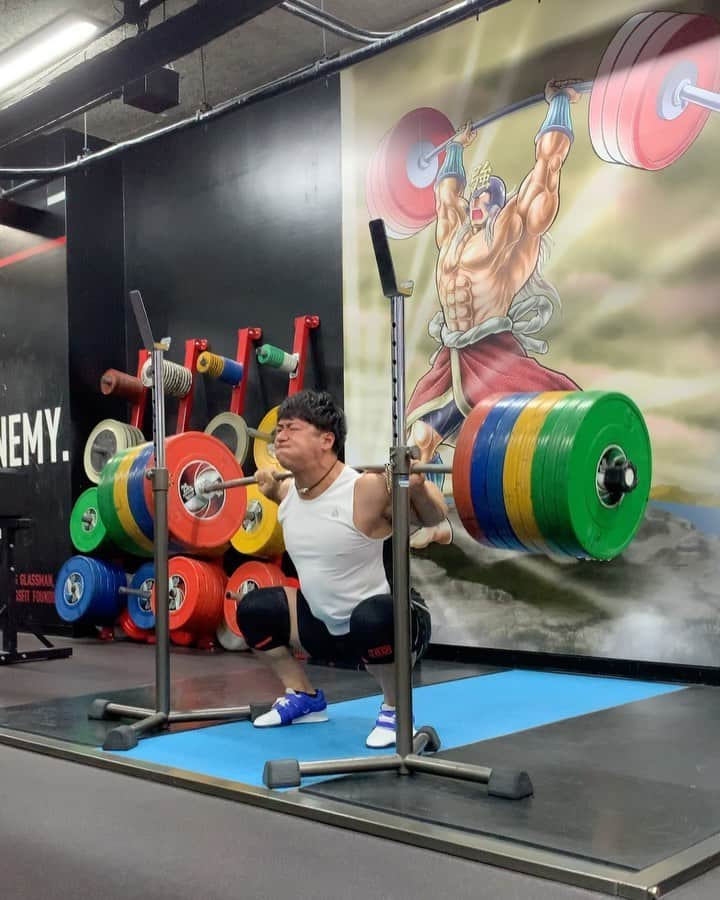山本俊樹のインスタグラム：「- back  squat 270 kg  @blackships_choujin1   #ウエイトリフティングやろうぜ #weightlifting #snatch #cleanandjerk #squat #deadlift  #耐えて勝つ #率先垂範 #山本俊樹 #LEGACYLIFTER #nano9 #finelab」
