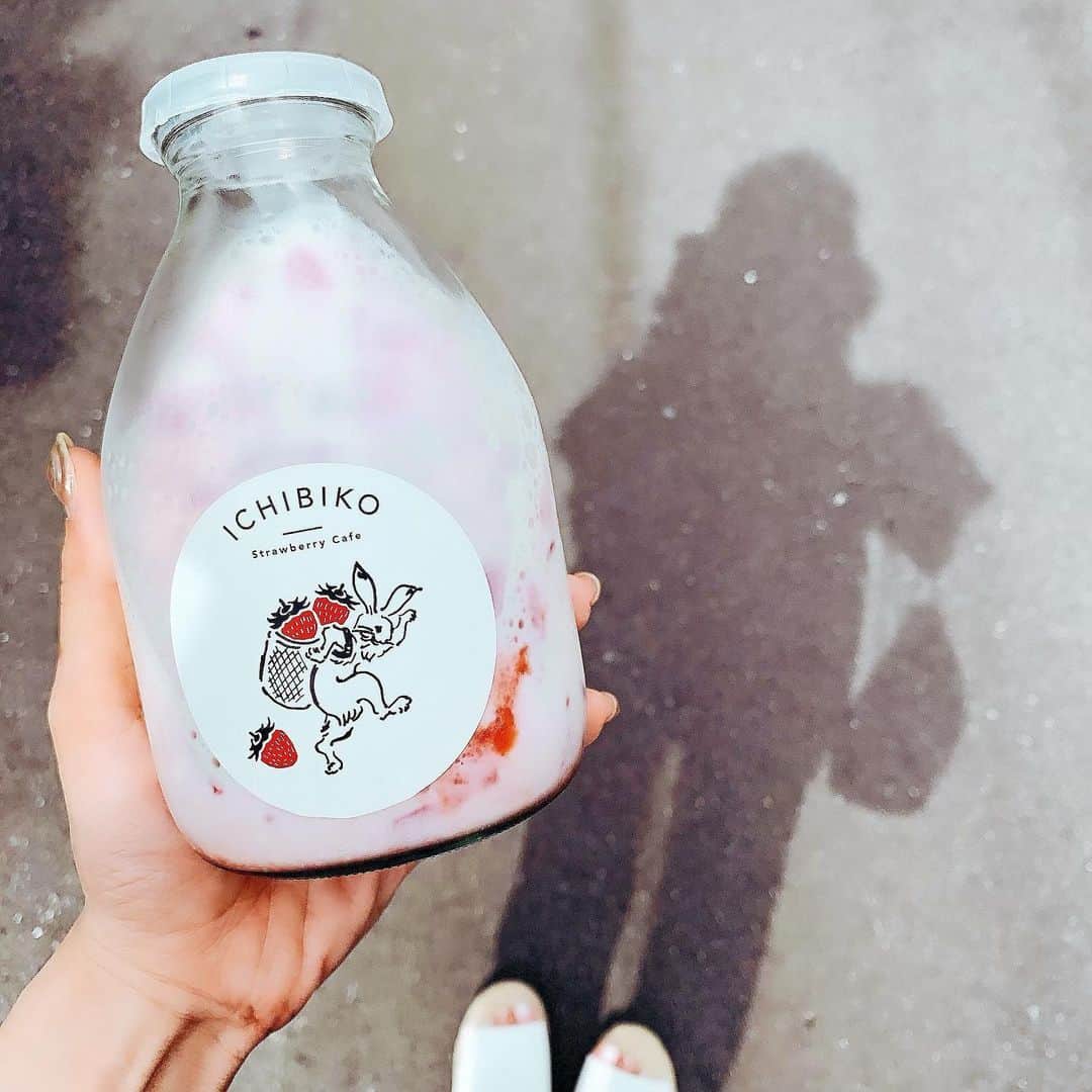 望月京奈のインスタグラム：「🌿﻿.. ﻿ ﻿ ﻿ いちごみるく🍓﻿ めちゃくちゃ甘いから 甘党の人におすすめ😍﻿ ﻿ ﻿ #おうち時間 #散歩 #cafe #ichibiko」