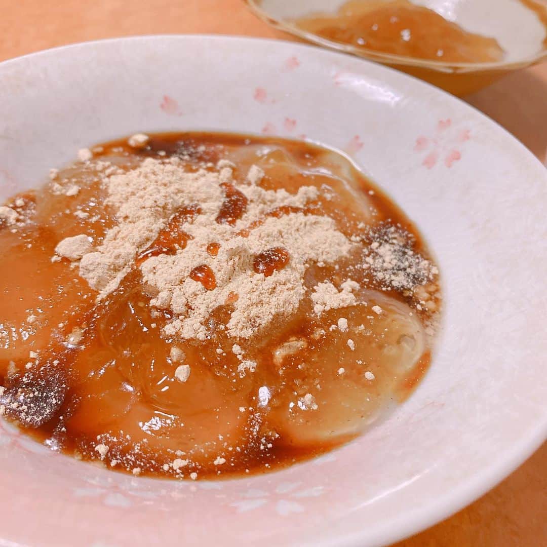 岡村咲さんのインスタグラム写真 - (岡村咲Instagram)「本日のおやつ😊 @kurashiru さんのレシピでわらび餅を作りました❤︎簡単だし出来立ての味って中々食べられないので、手作りならではで贅沢です🌟動画もいくつか撮ったので、見てみてください❗️レシピは、ストーリーズにクラシルさんのものを貼ってますので参考にしてください〜😊おいしーよー😍(私のは、砂糖をてんさい糖を使用したので、茶色の色をしていますが、普通の白い砂糖を使えばクラシルさんのような見た目に仕上がります！) #saki_foodallergy」5月30日 14時58分 - sakiokamura_official
