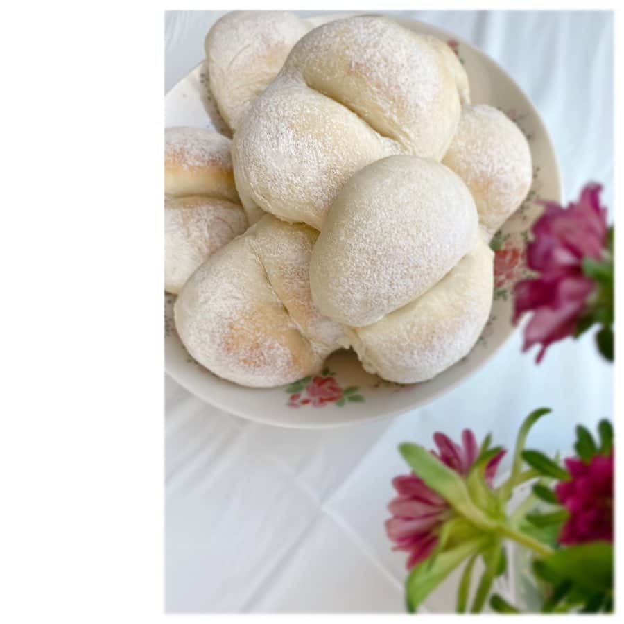 芥川舞子さんのインスタグラム写真 - (芥川舞子Instagram)「パン焼きました。 レシピは #backe晶子 さんの、#世界一簡単に家で焼けるパンレシピ の中から、ハイジの白パンです。 . こちらのレシピが、なんだかんだで一番続きます。 こだわるべきところと、こだわらなくてもよいところをしっかり分けて書いてくださっているので本当に楽だし2、3回作ればすぐに覚えられちゃいます。 . 今日はパンの発酵時間中に #yogaの自宅練習 しました。 パンの具合が気になって全然集中できませんでした！」5月30日 15時02分 - maiko.akutagawa