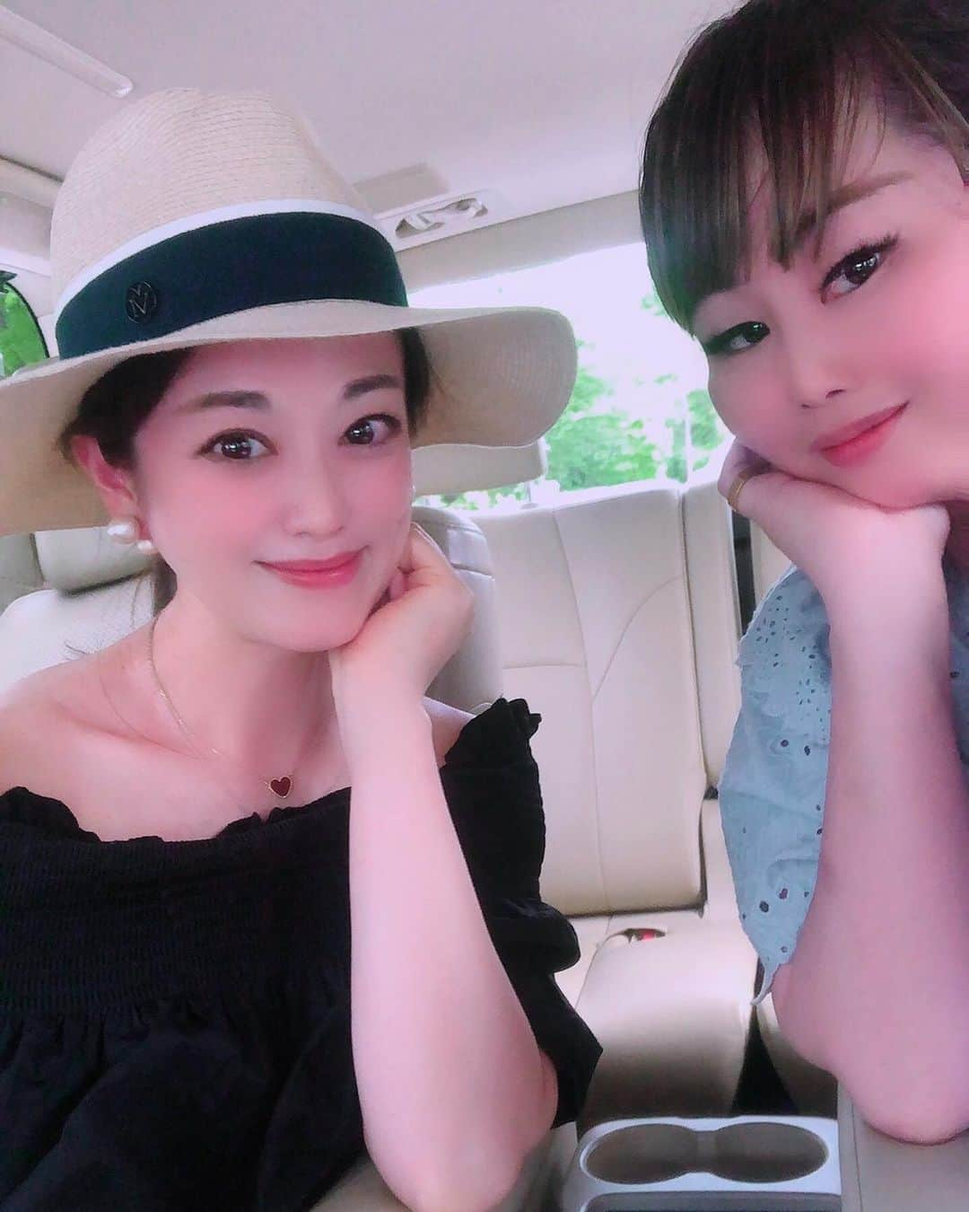 沢瀉美緒さんのインスタグラム写真 - (沢瀉美緒Instagram)「※ Picnic lunch 🍔 with @akiko.kotaka 👭 . 行こう行こう‼️ ってなかなかご飯できてなかったから ピクニックしながらキャッチアップ✨ . 大好きな @momoegohan の お弁当持って、公園で待ち合わせなんて 自粛生活ならではの時間✨ . レストランより開放的だから本音で色々話せるし こんな形もいいね👍と語った日。 . . #picnic #ピクニック #momoe #bento #コロナフードアクション #ルイロデレール #louisroederer #シャンパン #champagne #ミオログ」5月30日 15時07分 - mio_omodaka