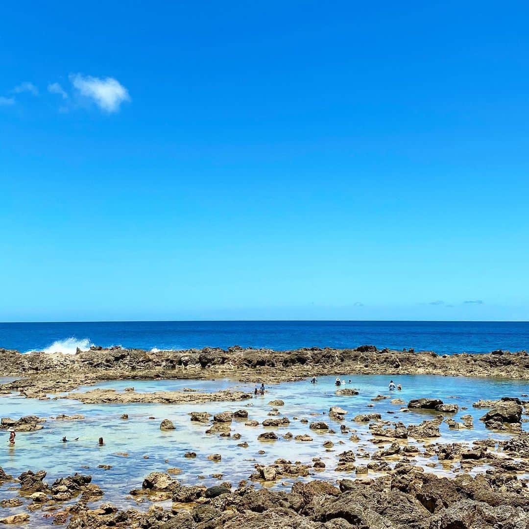 工藤まやさんのインスタグラム写真 - (工藤まやInstagram)「今日いちばんの目的はBBA2人でシュノーケル🤿フィン流され、ゴーグル壊れ、足つった。けれどノースの海に心洗われ、気持ちよさで胸いっぱい。これってバカンスってやつかな💙  #ハワイ #hawaii #northshore #snorkeling  #vacation」5月30日 15時09分 - mayahawaii325