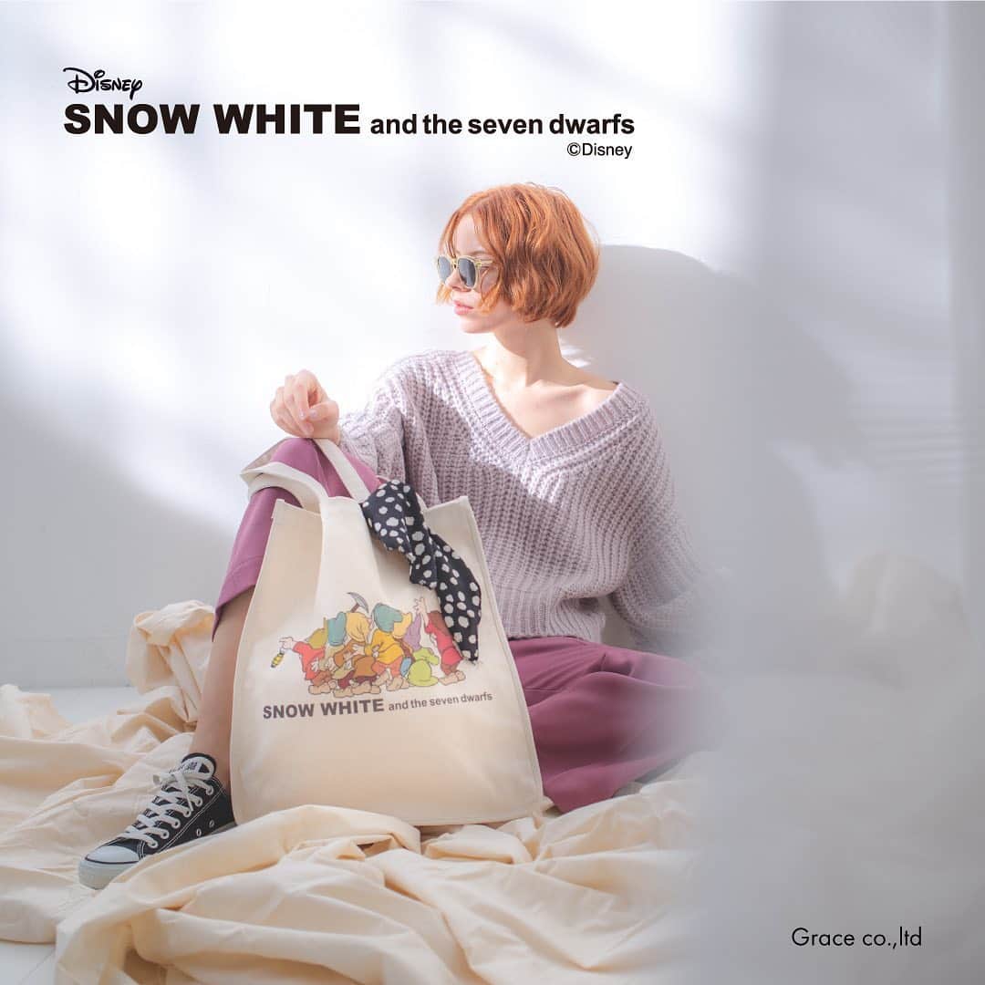 SMIRNASLI_officialさんのインスタグラム写真 - (SMIRNASLI_officialInstagram)「待望の SNOW WHITE Seven Dwarfs 別注シリーズが発売開始になりました♡  大人かわいいデザインで、7人の小人たちがとってもCute！！ 是非online storeを✔checkしてみてください！！ ©Disney . . #SMIRNASLI #サミールナスリ #7人のこびと #Sevendwarfs #Snowwhite #白雪姫 #Disney #ディズニー #Doc #先生 #Sneezy #くしゃみ #Grumpy #おこりんぼ #Dopey #おとぼけ #Happy #ごきげん #Sleepy #ねぼすけ #Bashful #てれすけ  #Bag #バッグ #Totebag #トートバッグ  #Pouch #ポーチ #Mobilecase #モバイルケース」5月30日 15時14分 - smirnasli_official