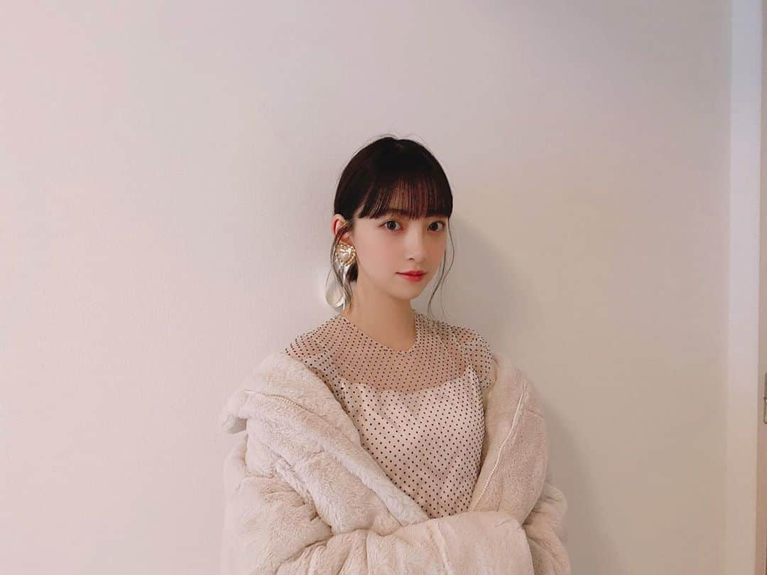 堀未央奈さんのインスタグラム写真 - (堀未央奈Instagram)「🎠 この間のインスタライブの ときのコーディネート☁️☁️ パリジェンヌっぽく してみました👠  写真集が書店だと売り切れて いて買えなかったという報告を 一部受けましたがネットには まだありますので プロフィールのURLの サイトを参考にしてください🛁♡ 感想もみてます！ 嬉しいです...>_<... #いつかの待ち合わせ場所 #乃木坂46 #堀未央奈 #mionafashion」5月30日 15時15分 - horimiona_official