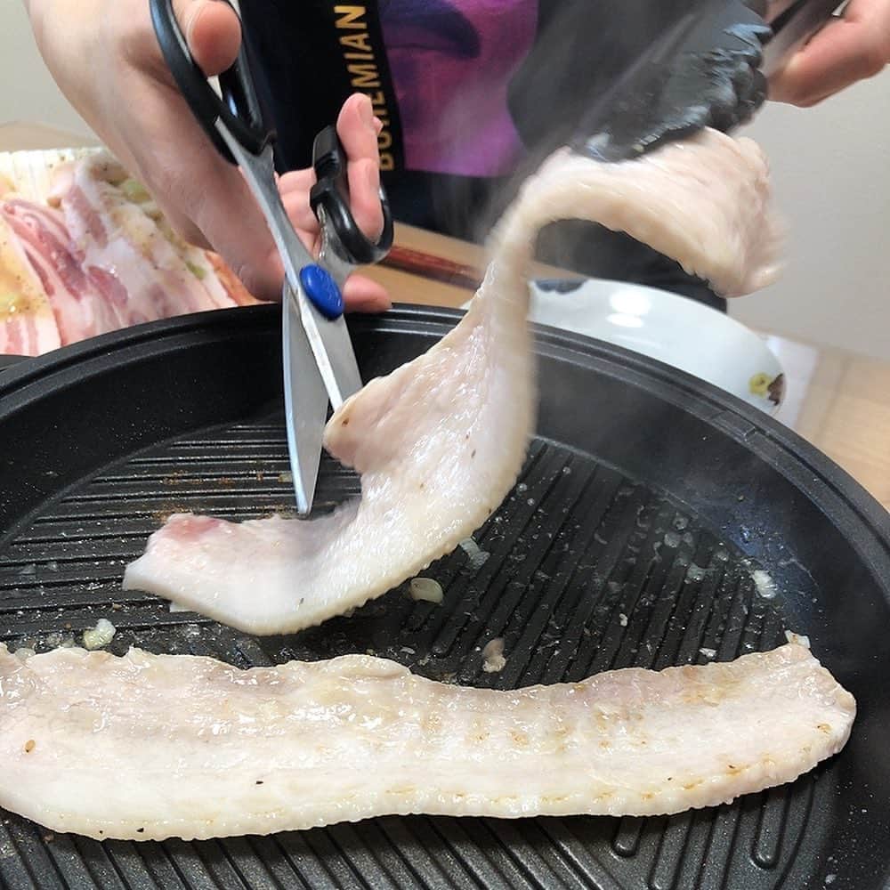 久保田磨希さんのインスタグラム写真 - (久保田磨希Instagram)「いつかのお昼ご飯🍚 おうちでサムギョプサル。 飛ぶ油を防ぐためにエリンギを敷き詰めまして、そのエリンギの美味なこと美味なこと。 こんな風に家族でお昼ご飯もあと少しかな。 毎食毎食、準備が大変だけれど、あと少し。 振り返った時にいい思い出になっているように、今日も母は頑張るのです。 それにしても暑さがこたえる🤪 #久保田磨希 #家族でご飯 #サムギョプサル #油が飛ぶ #おうちご飯」5月30日 15時17分 - maki_kubota1973